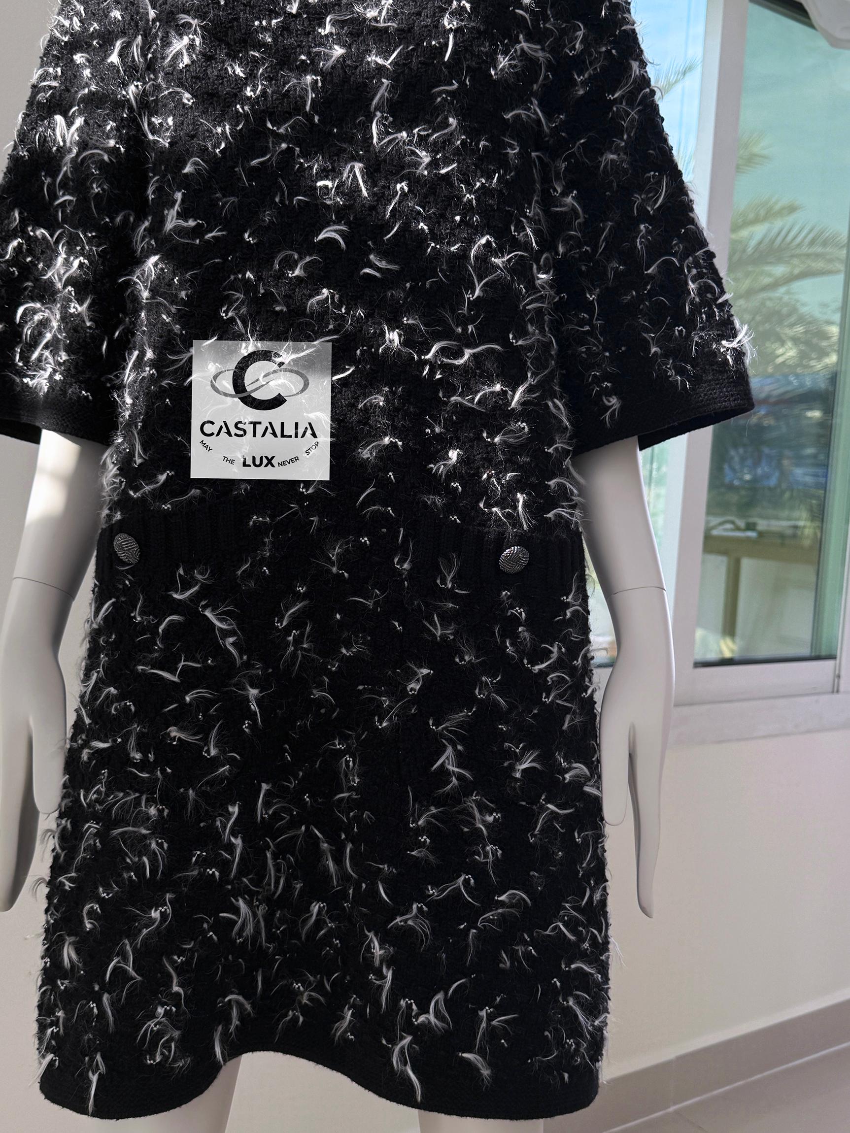 CHANEL Paris /Salzburg CC Knöpfe Flauschiges Boucle-Kleid 40 FR im Angebot 8