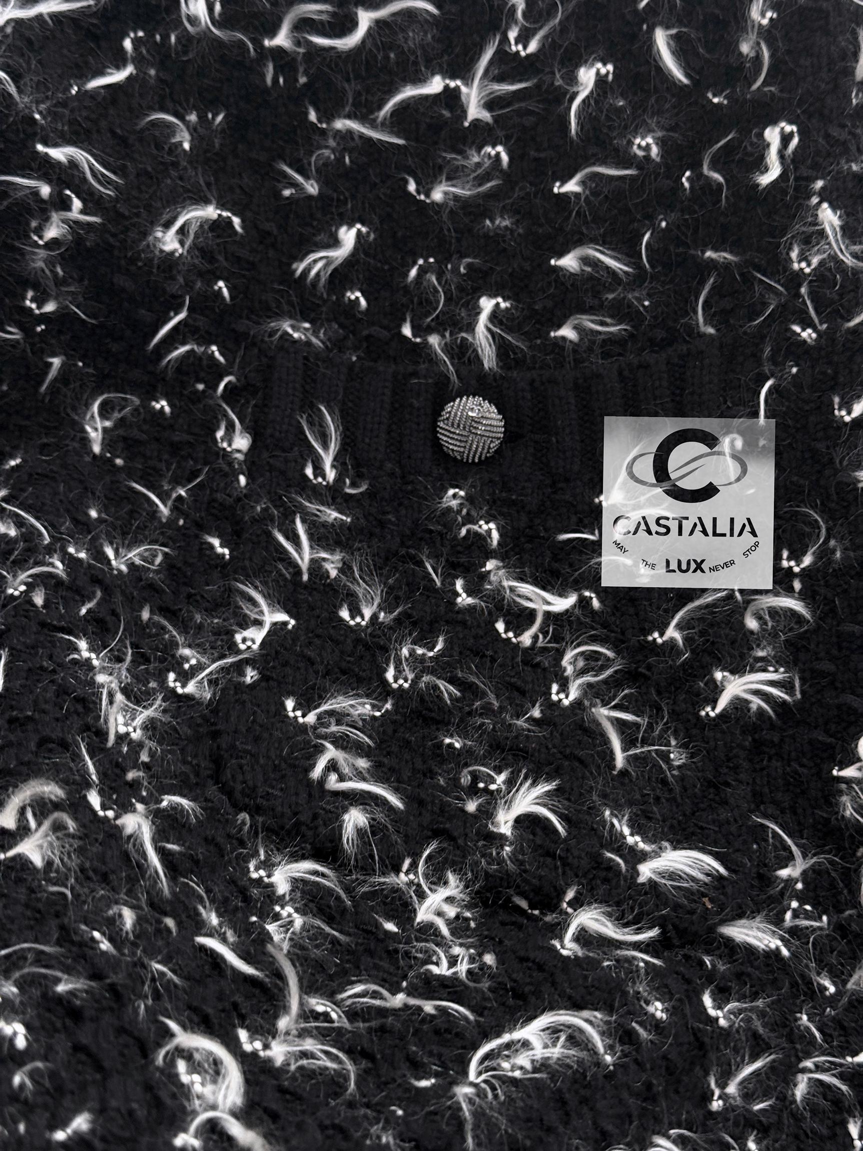 CHANEL Paris /Salzburg CC Knöpfe Flauschiges Boucle-Kleid 40 FR im Angebot 9