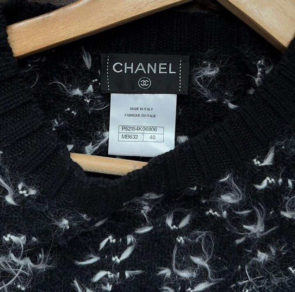 CHANEL Paris /Salzburg CC Knöpfe Flauschiges Boucle-Kleid 40 FR im Angebot 10