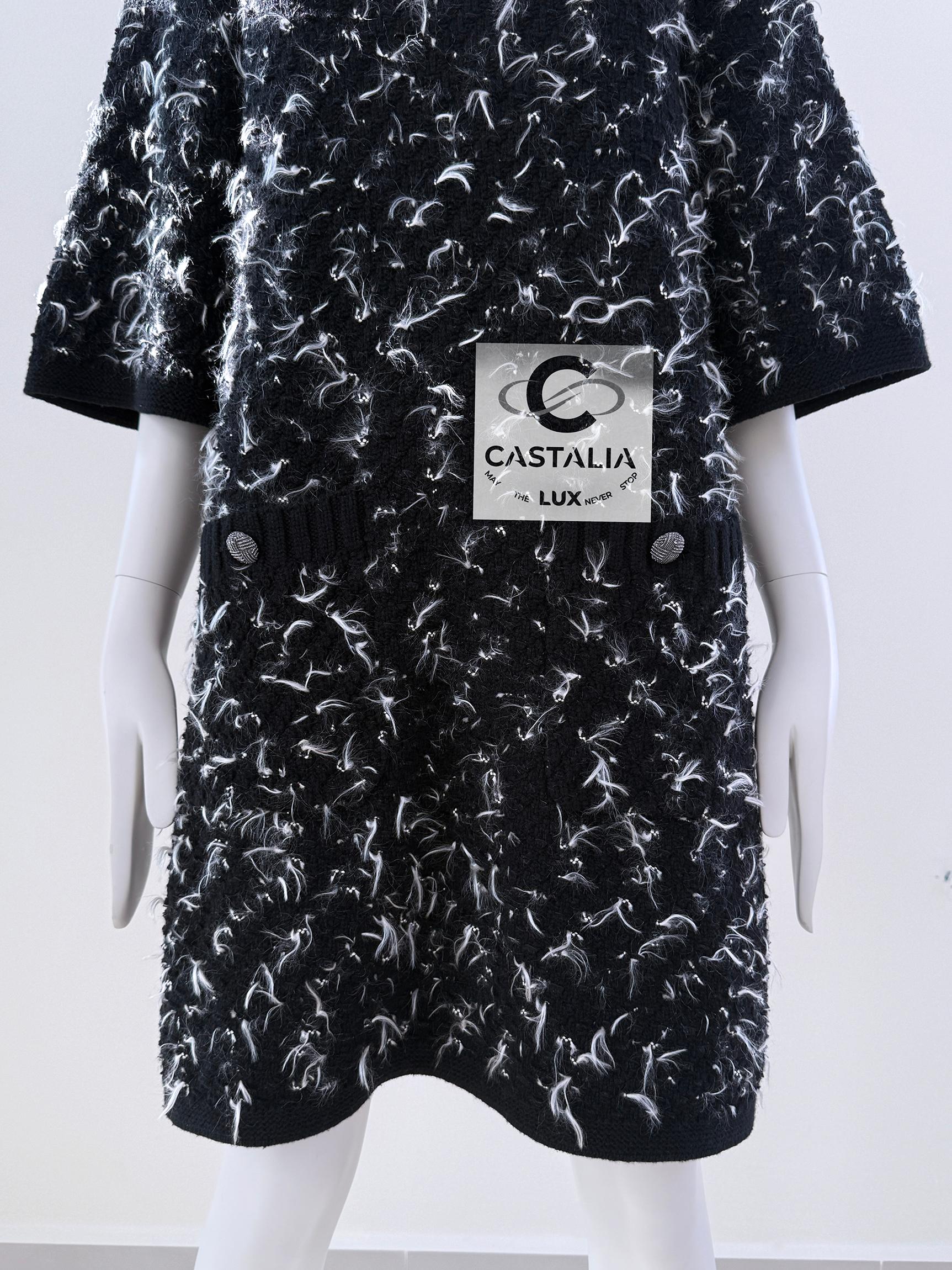 CHANEL Paris /Salzburg CC Knöpfe Flauschiges Boucle-Kleid 40 FR im Zustand „Hervorragend“ im Angebot in Dubai, AE