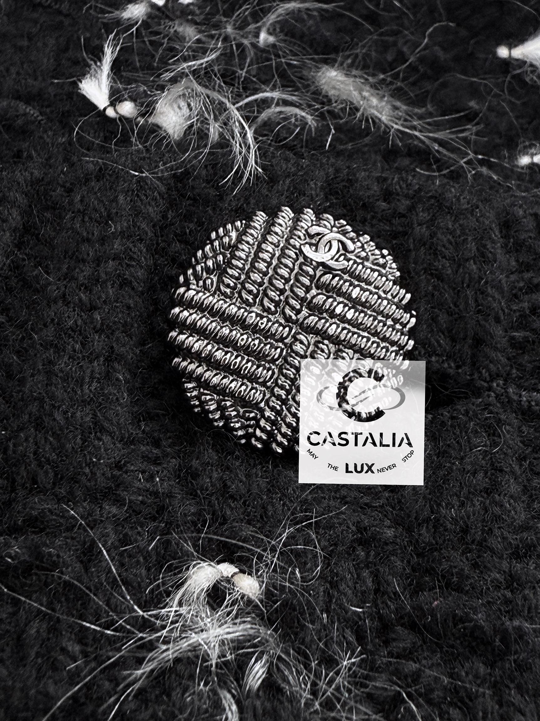 CHANEL Paris /Salzburg CC Knöpfe Flauschiges Boucle-Kleid 40 FR für Damen oder Herren im Angebot