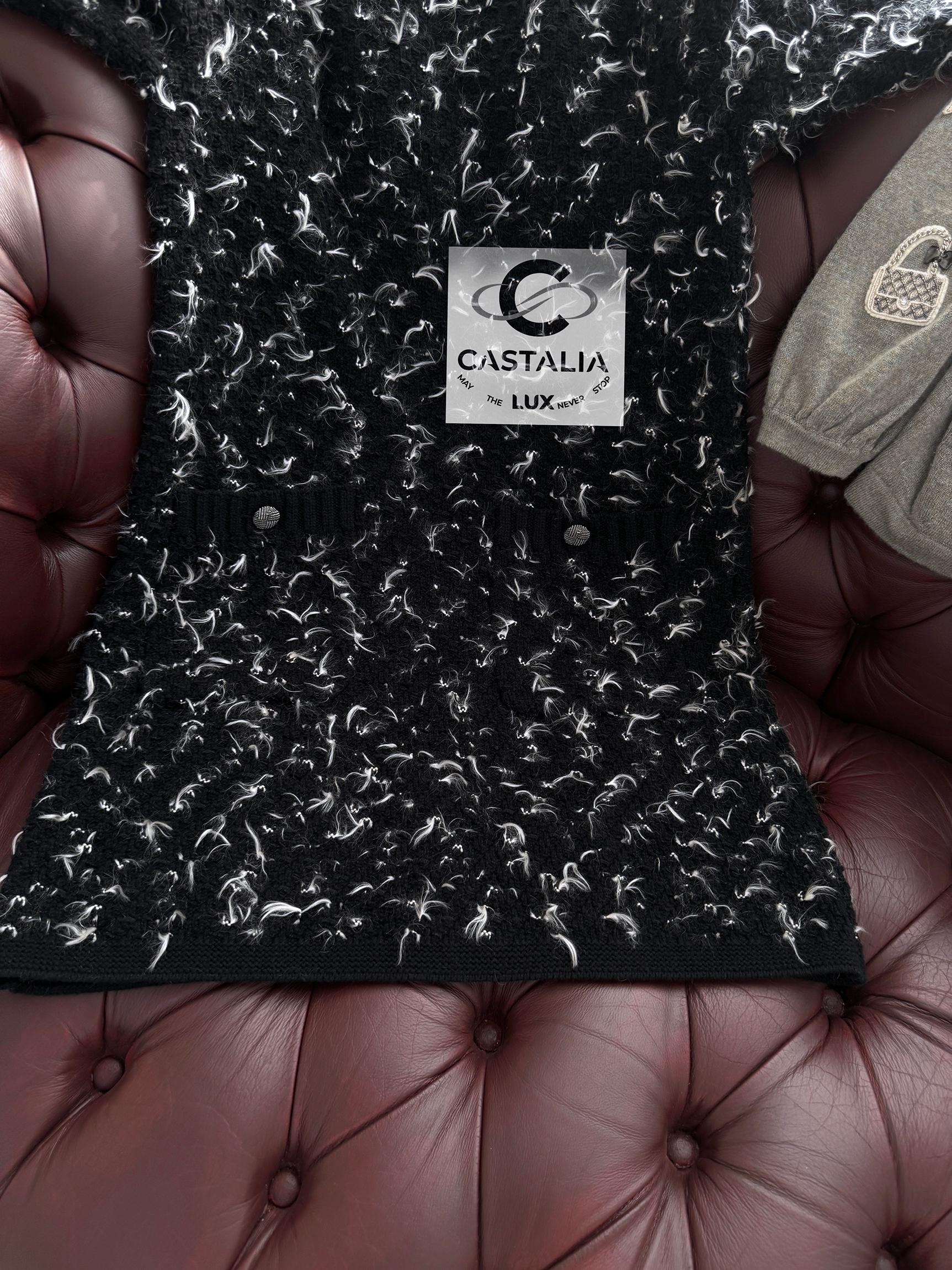 CHANEL Paris /Salzburg CC Knöpfe Flauschiges Boucle-Kleid 40 FR im Angebot 1