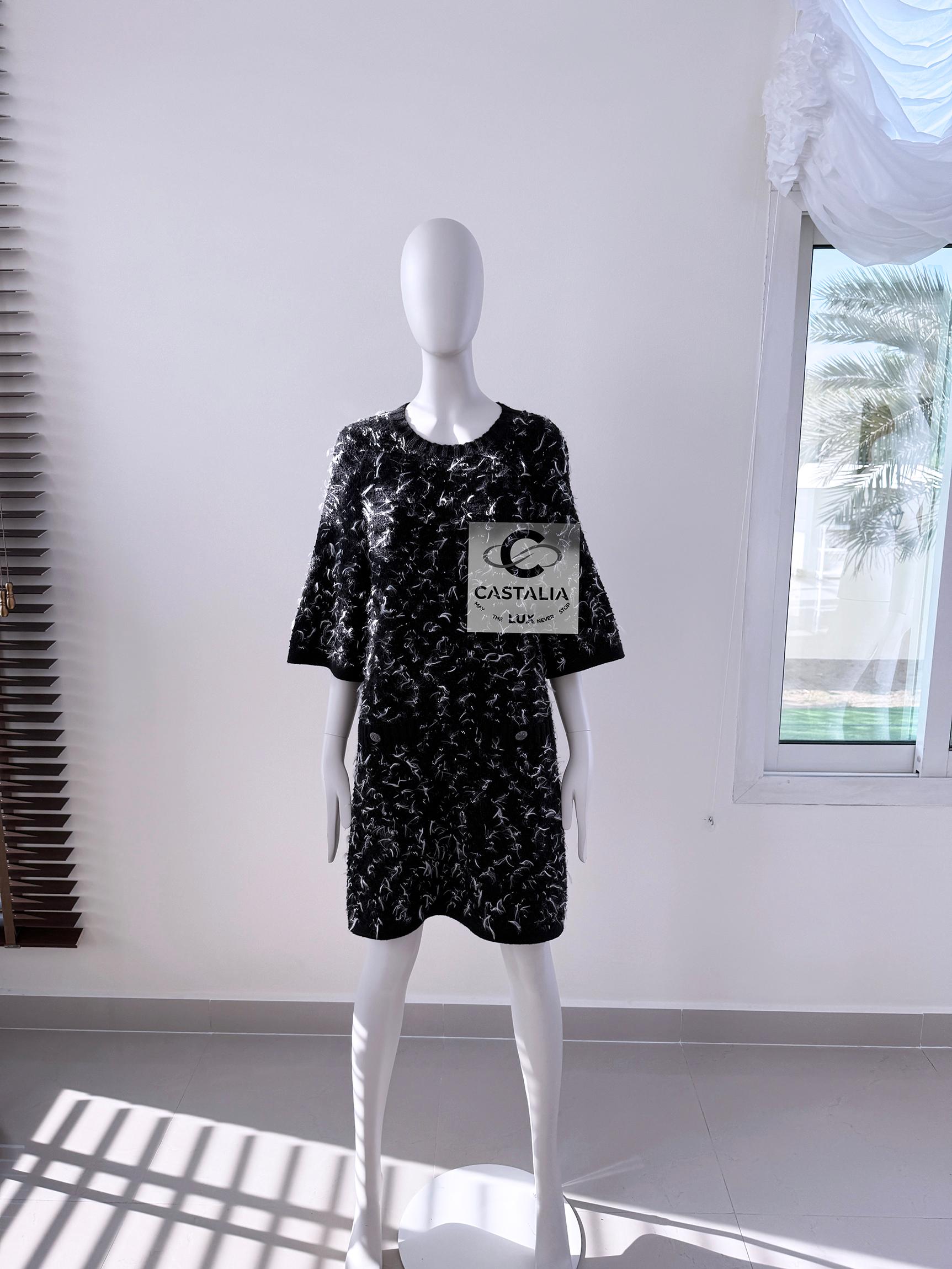 CHANEL Paris /Salzburg CC Knöpfe Flauschiges Boucle-Kleid 40 FR im Angebot 2