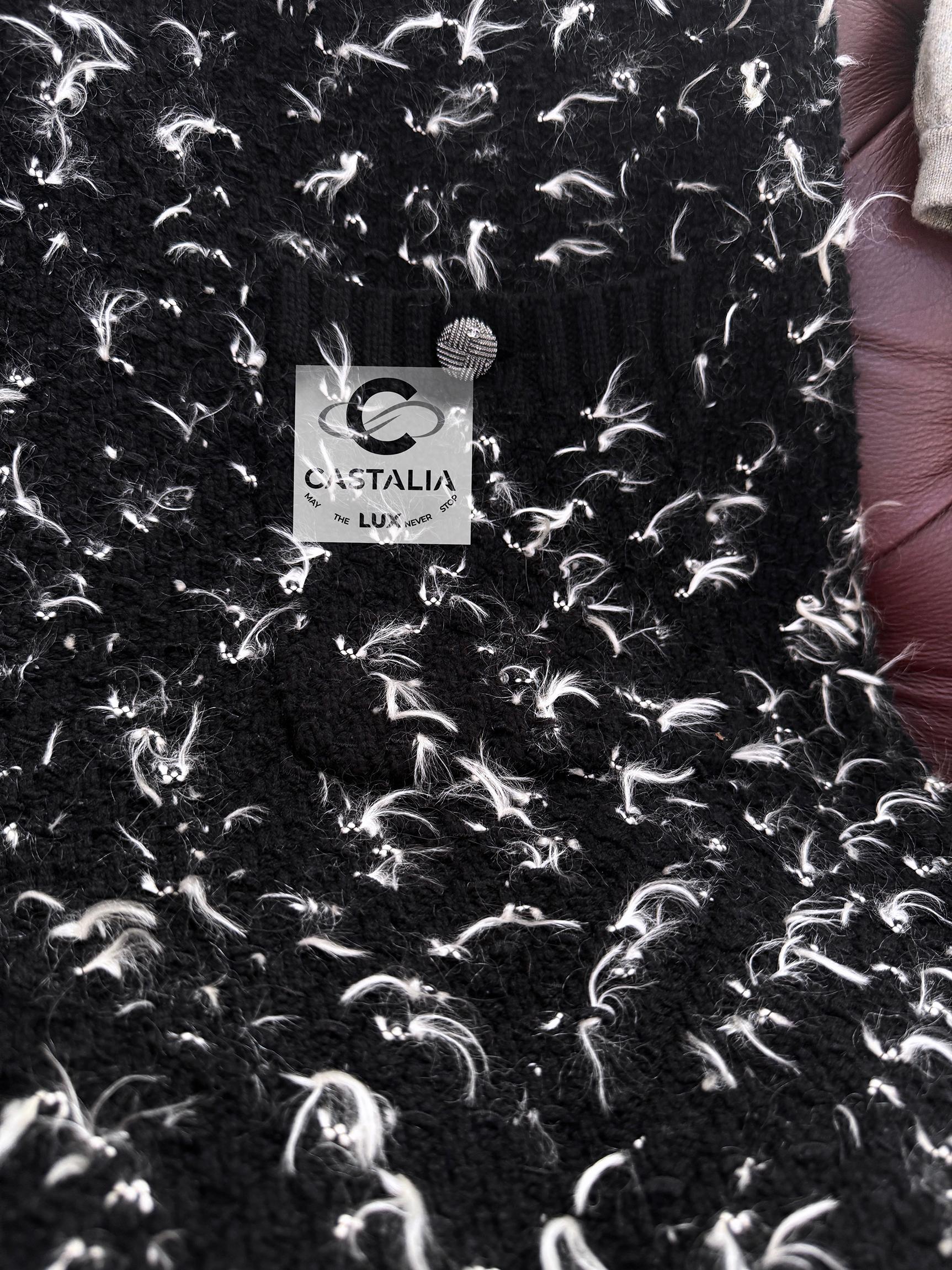 CHANEL Paris /Salzburg CC Knöpfe Flauschiges Boucle-Kleid 40 FR im Angebot 3