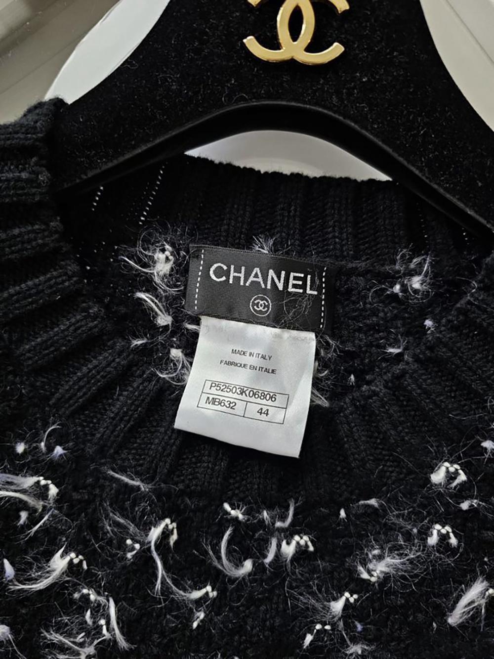 Chanel Paris /Salzburg CC Kleid mit Knöpfen aus flauschigem Boucle 44 FR im Angebot 10