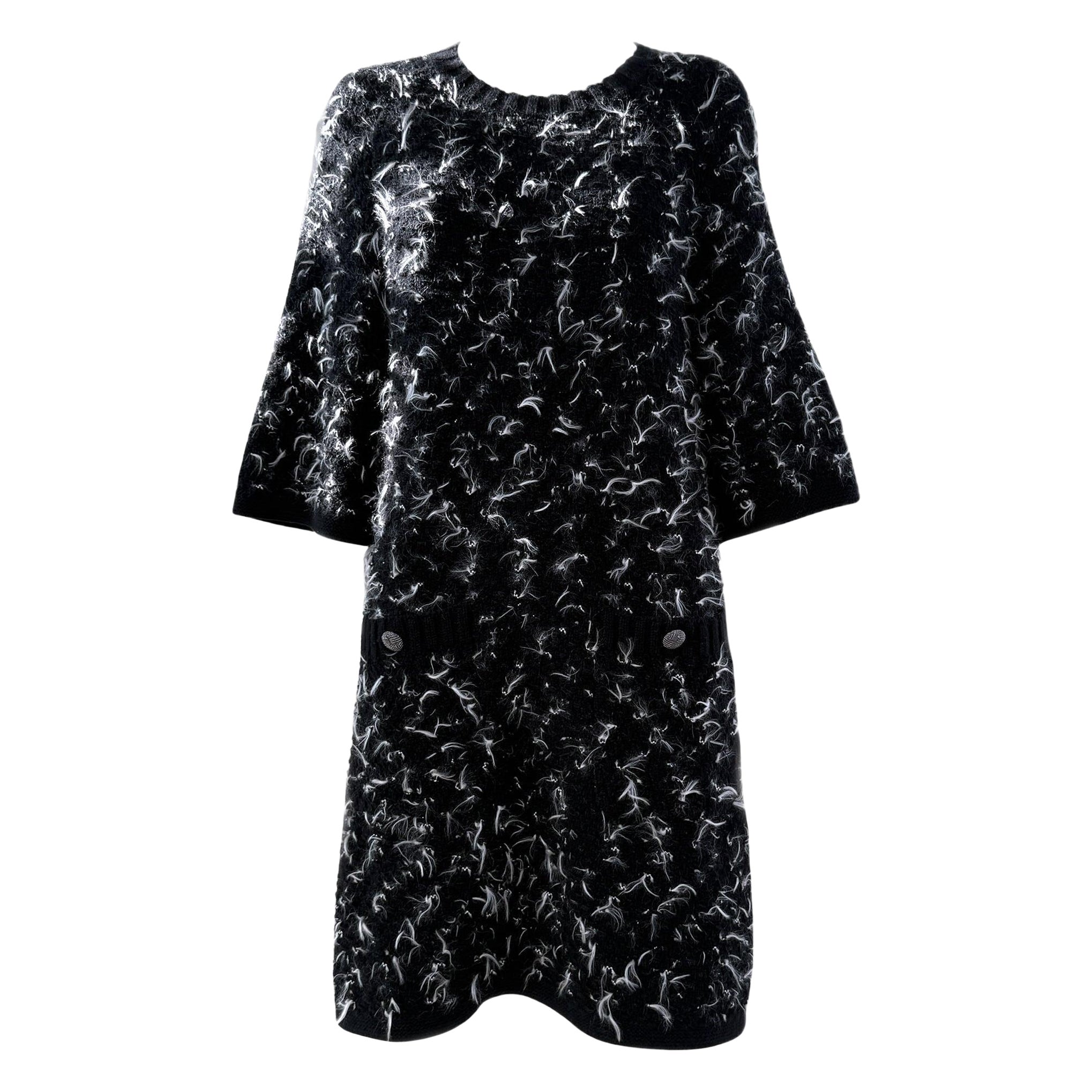 Chanel Paris /Salzburg CC Kleid mit Knöpfen aus flauschigem Boucle 44 FR