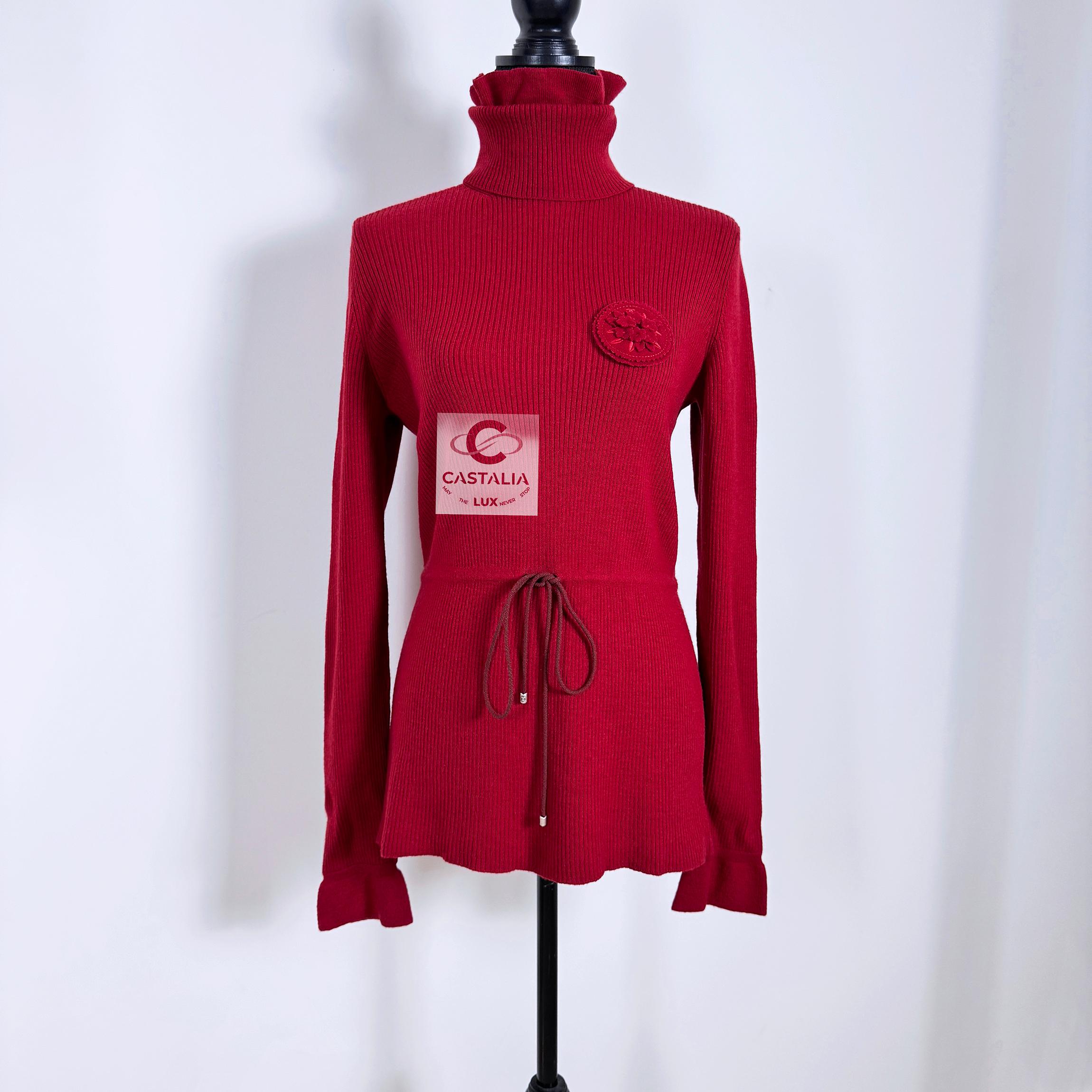 Maglione a coste Chanel bordeaux da collezione con patch CC Logo Edelweiss sul petto ~ da Paris / SALZBURG Collection, 2015 metiers d'Art by Karl Lagerfeld
- Coulisse con logo CC in vita
- elegante volant al collo
Taglia 46 FR. Condizioni: mai