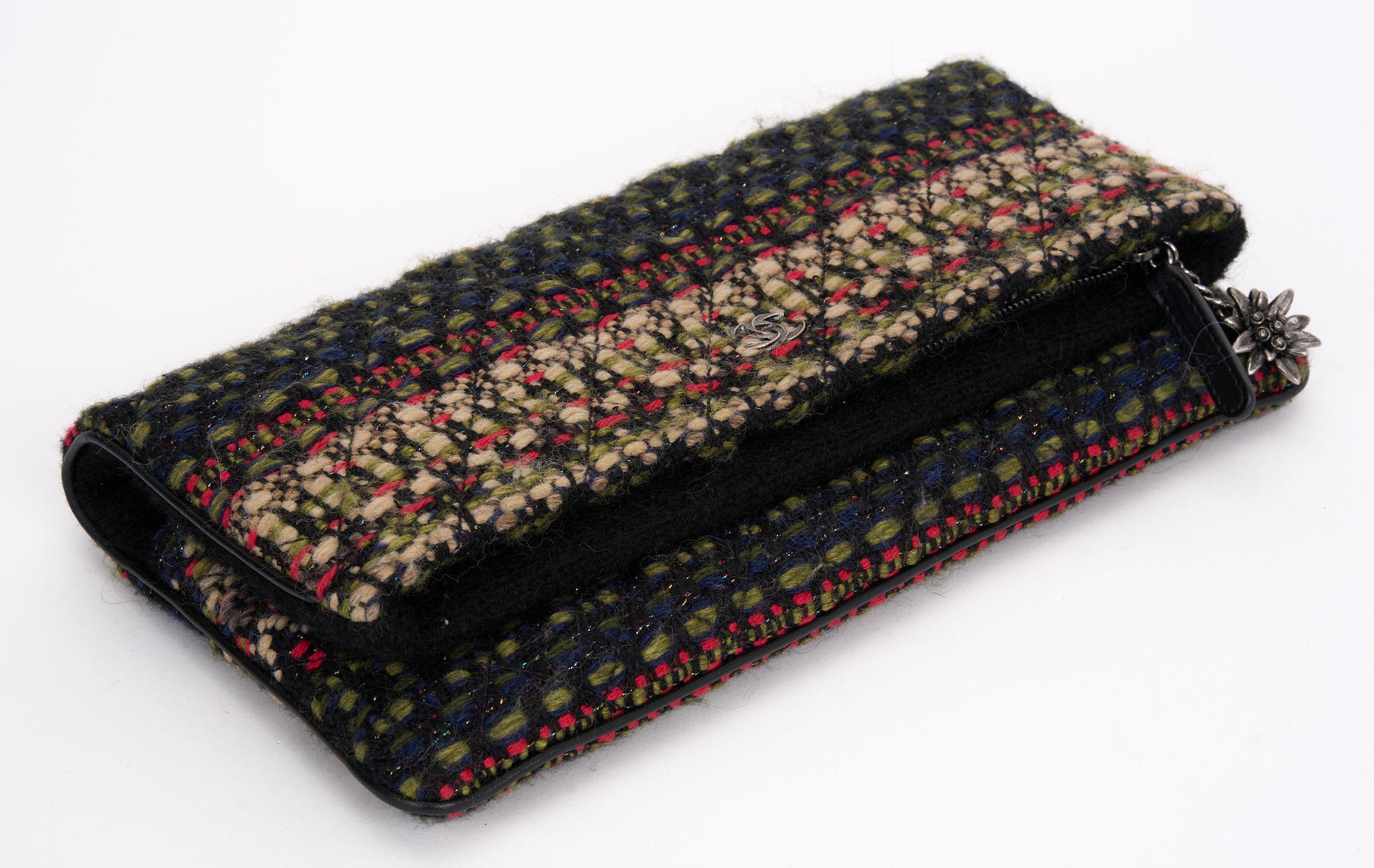 Chanel Paris-Salzburg Edelweiss Clutch In Excellent Condition For Sale In West Hollywood, CA