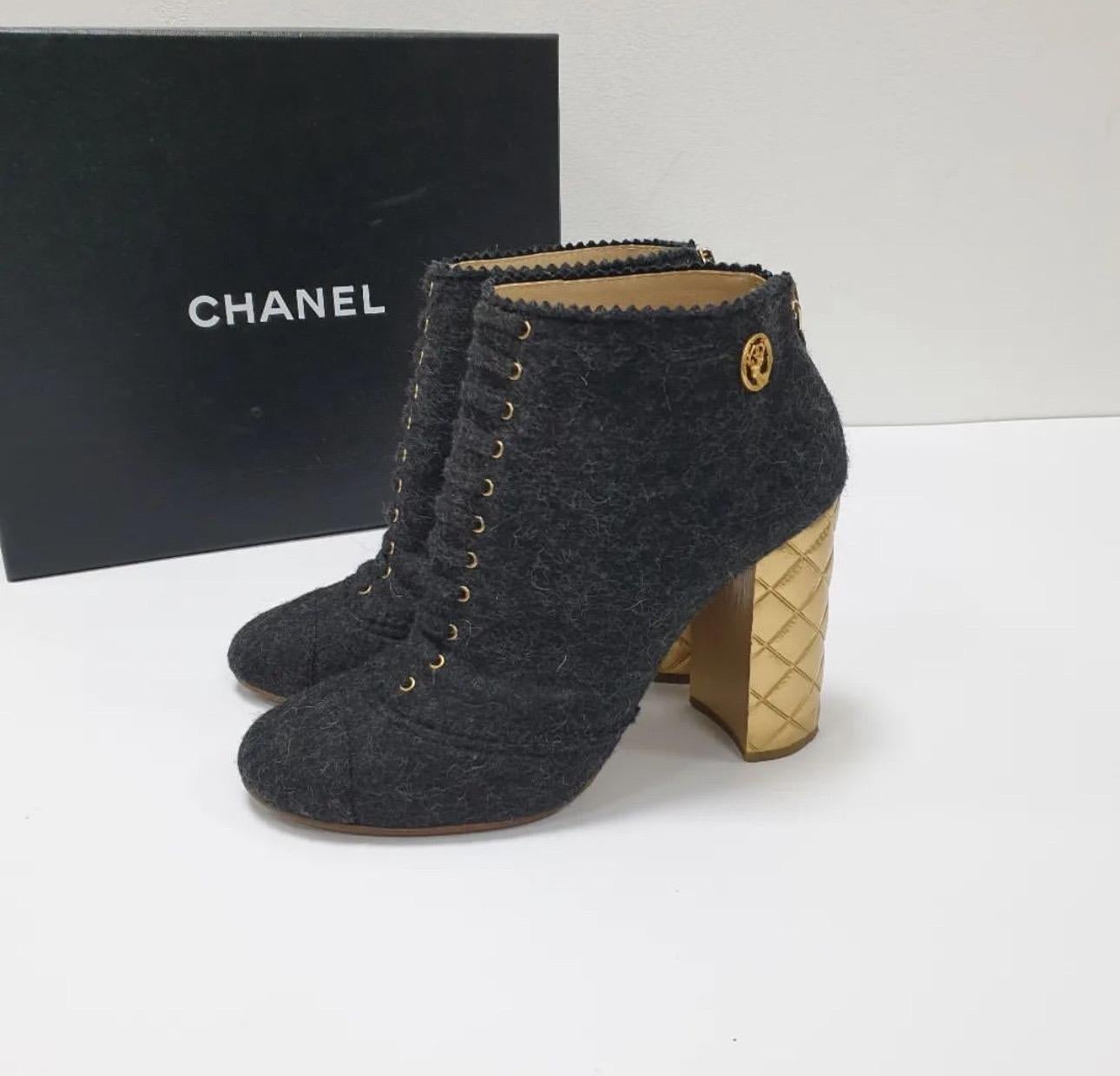 CHANEL Paris-Salzburg Gray Wool Gold Heel Ankle Boot

Beautiful condition Chanel Paris Salzburg Rare Wool Ankle Boot

Size 39.5

Gray Felted Wool Upper with a zigzag detail edging

Round Gold toned deer insignia w/a CC emblem near the top outside of