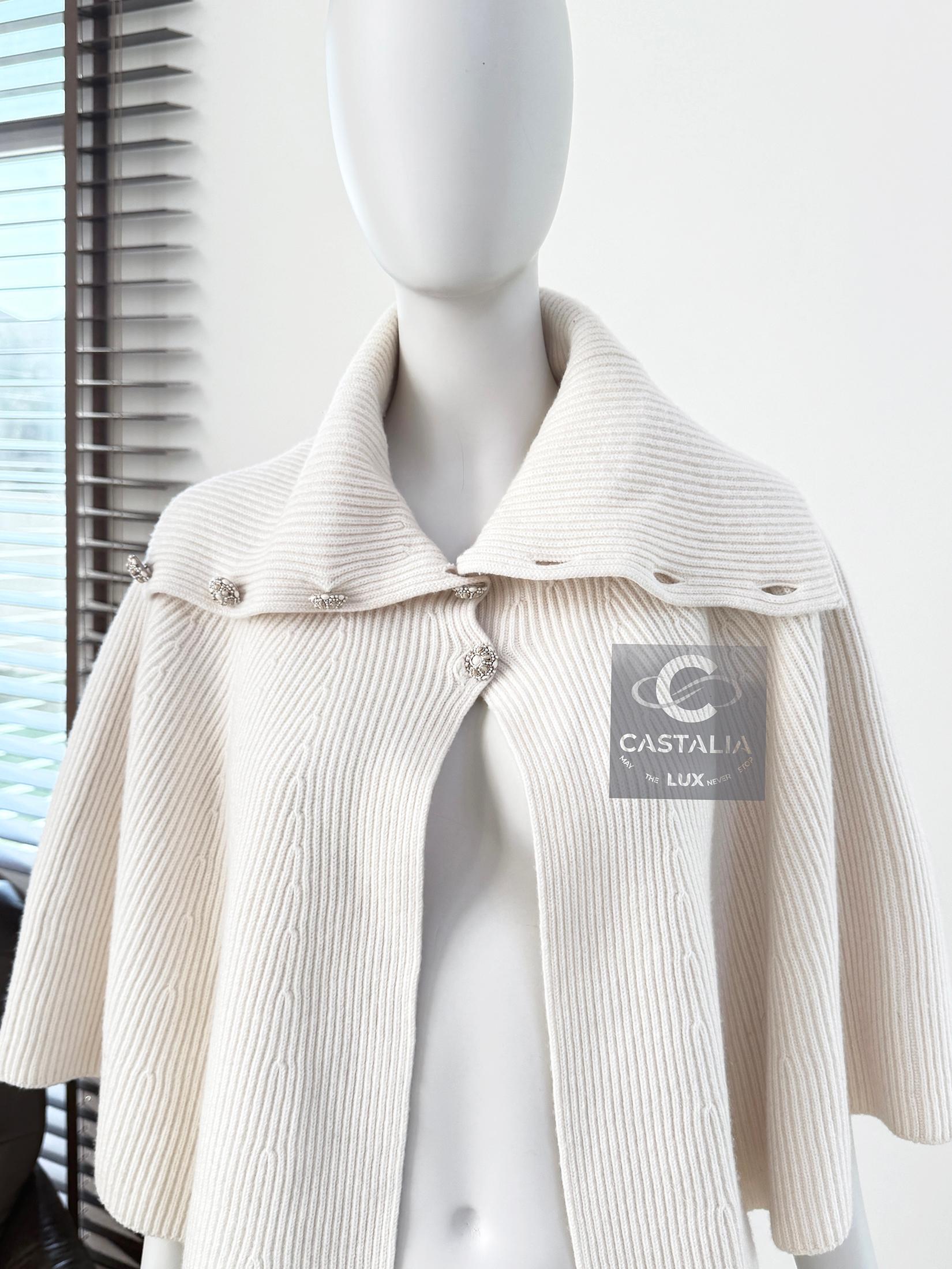 Chanel Paris / Salzburg Gripoix Knöpfe Cape 40 FR für Damen oder Herren im Angebot