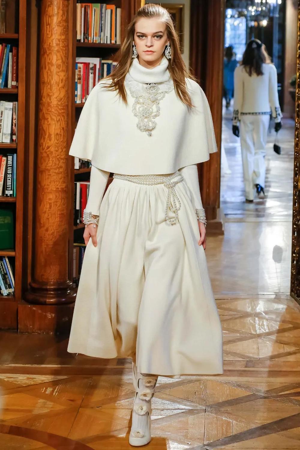 Rare Chanel ecru knit cape with jewel Gripoix buttons ~ from Runway of Paris / SALZBURG Collection, 2015 Metiers d'Art by Karl Lagerfeld
Size mark 40 FR. Condition: pristine