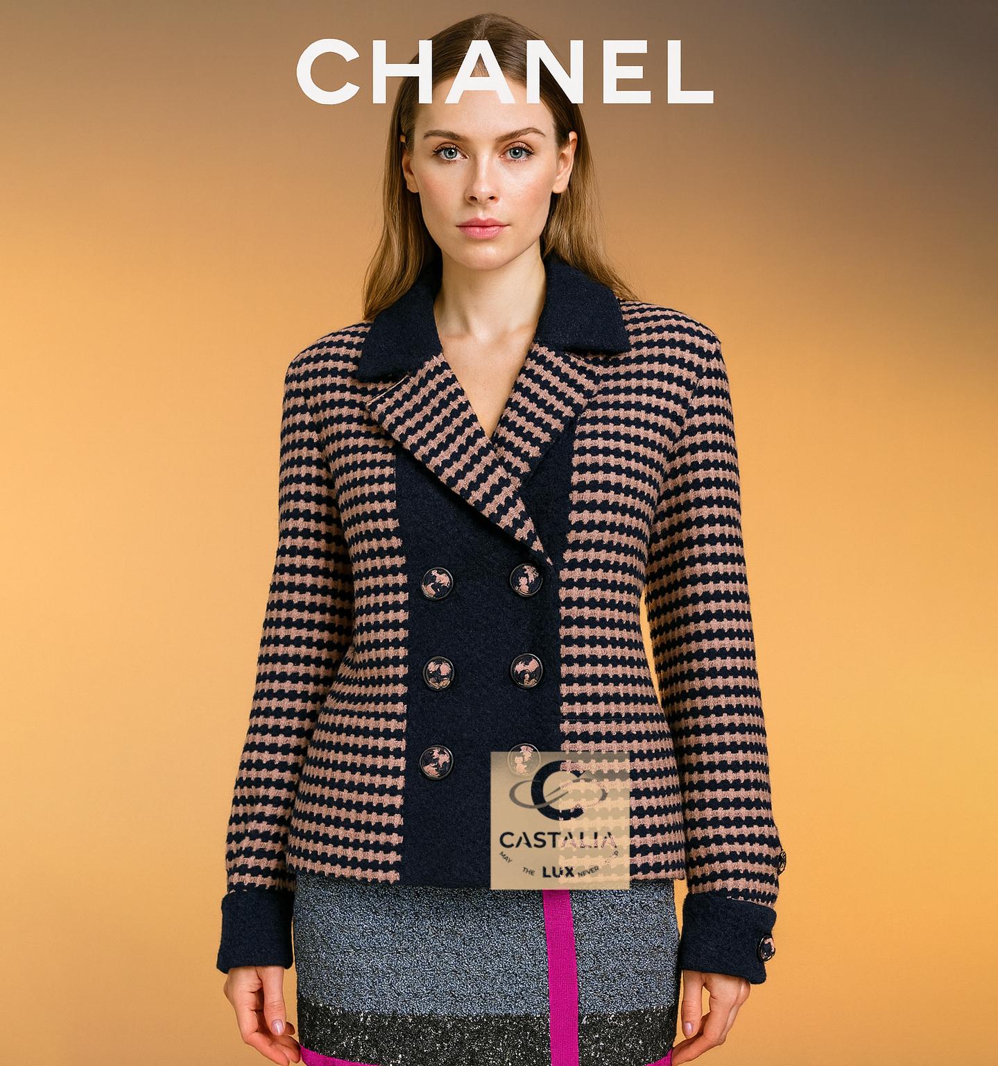 CHANEL Marineblaue & Beigefarbene Tweedjacke mit Hahnentrittmuster
-  die Collection'S Paris-Salzburg 2015 von Karl Lagerfeld - 

~ Ein ewiges Emblem der alpinen Grandeur von Chanel - diese Jacke vereint die rustikale Romantik von Salzburg mit der