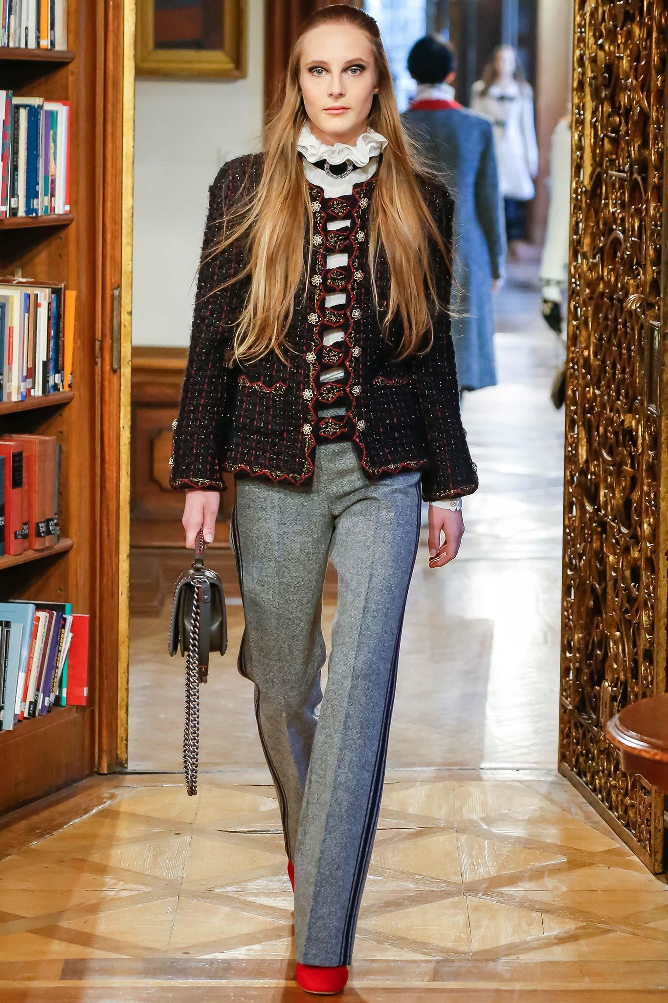 ~ Un emblema de la narración mítica de Chanel,
esta chaqueta de tweed azul marino, inmortalizada en la campaña publicitaria de París / SALZBURGO 2015 y lucida por Cara Delevingne en vallas publicitarias de todo el mundo
-encarna la fusión de