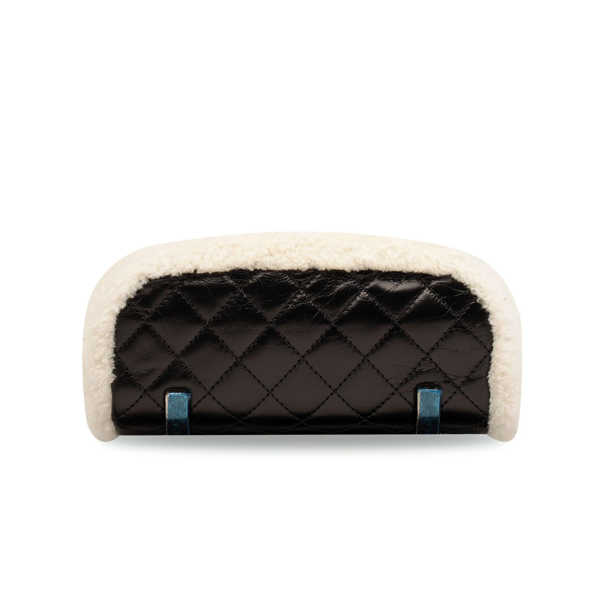 Chanel Paris-salzburg Mountain Limited Edition Black Shearlng & Leather Backpack en vente 6