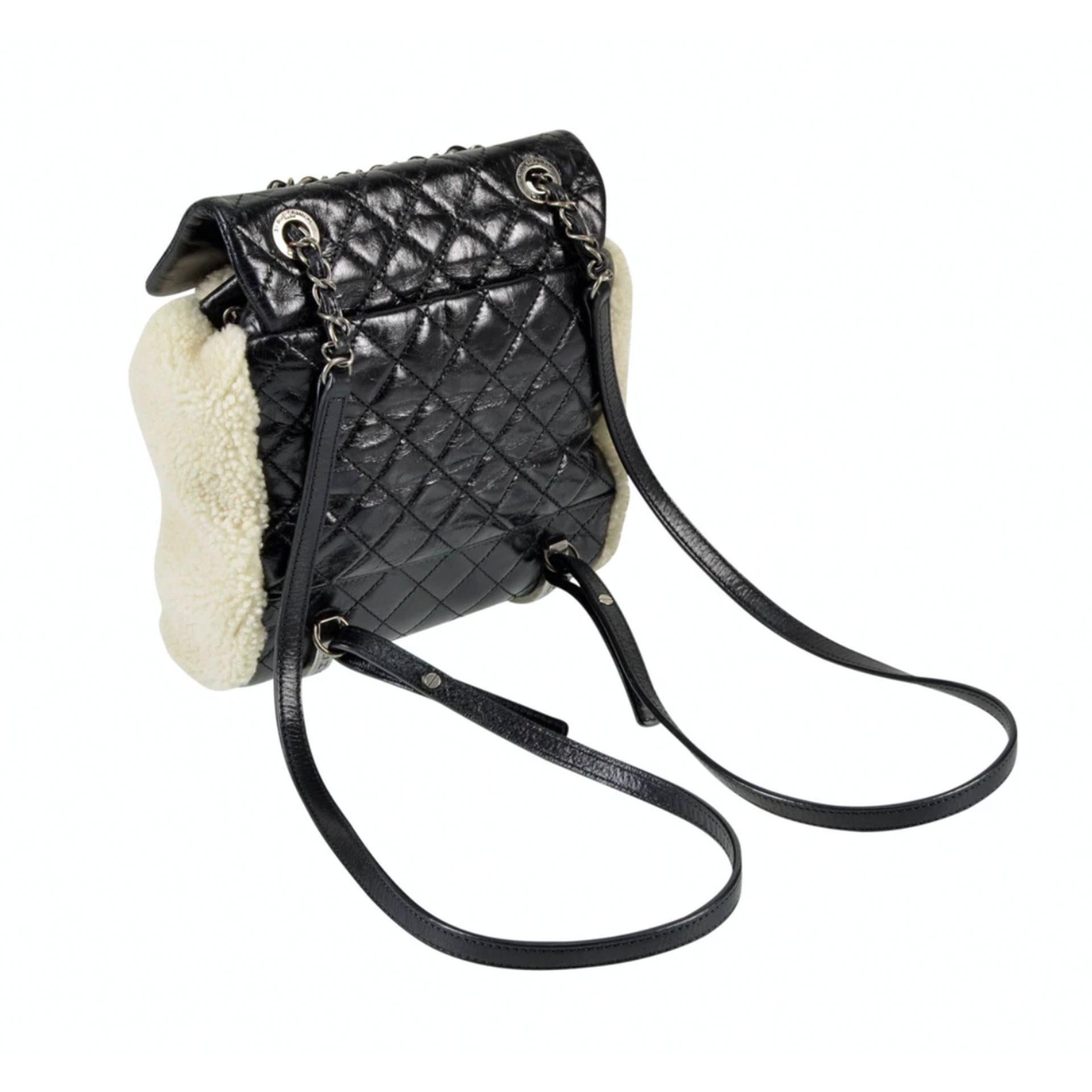 Beige Chanel Paris-salzburg Mountain Limited Edition Black Shearlng & Leather Backpack en vente