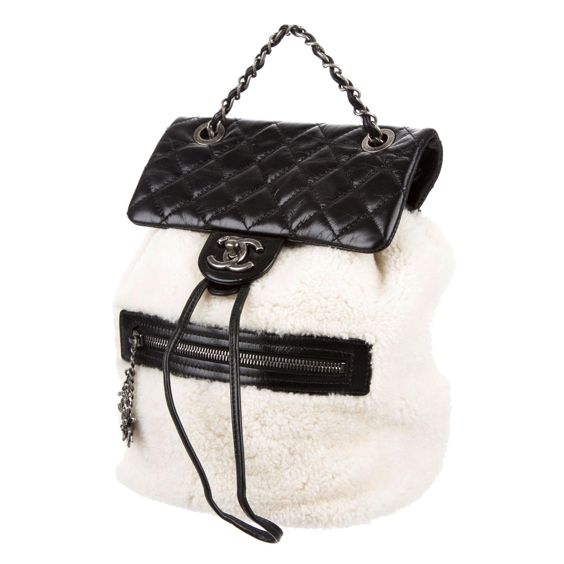 Chanel Paris-salzburg Mountain Limited Edition Black Shearlng & Leather Backpack Bon état - En vente à Miami, FL
