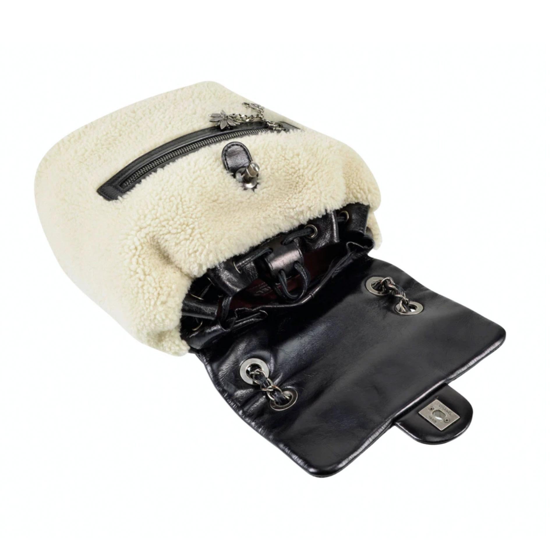 Chanel Paris-salzburg Mountain Limited Edition Black Shearlng & Leather Backpack en vente 1