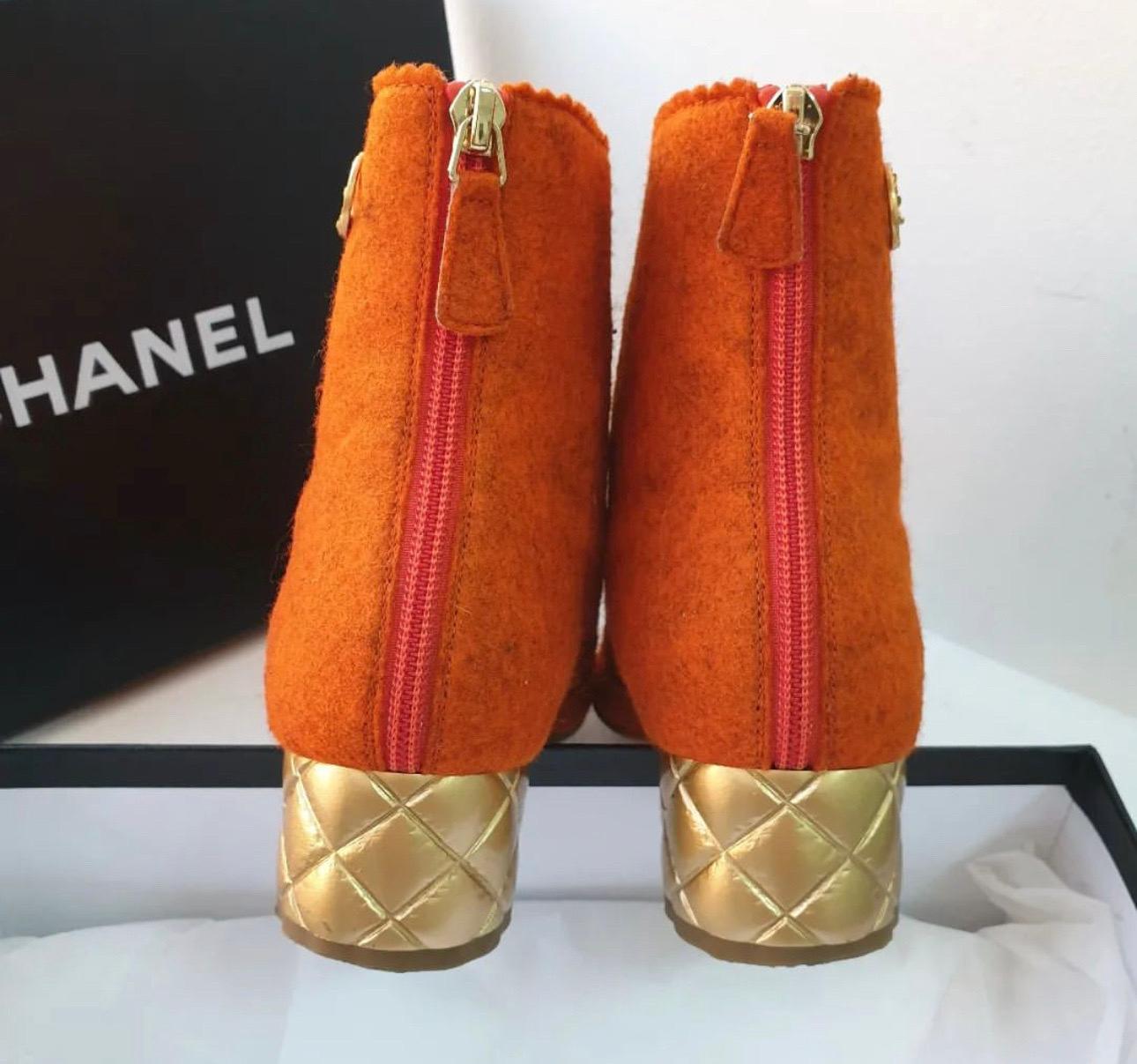 Rouge Chanel Paris-Salzburg - Bottines à talons dorés matelassées en textile orange  en vente