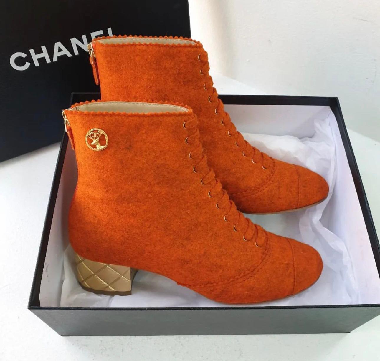 Chanel Paris-Salzburg - Bottines à talons dorés matelassées en textile orange  Bon état - En vente à Krakow, PL