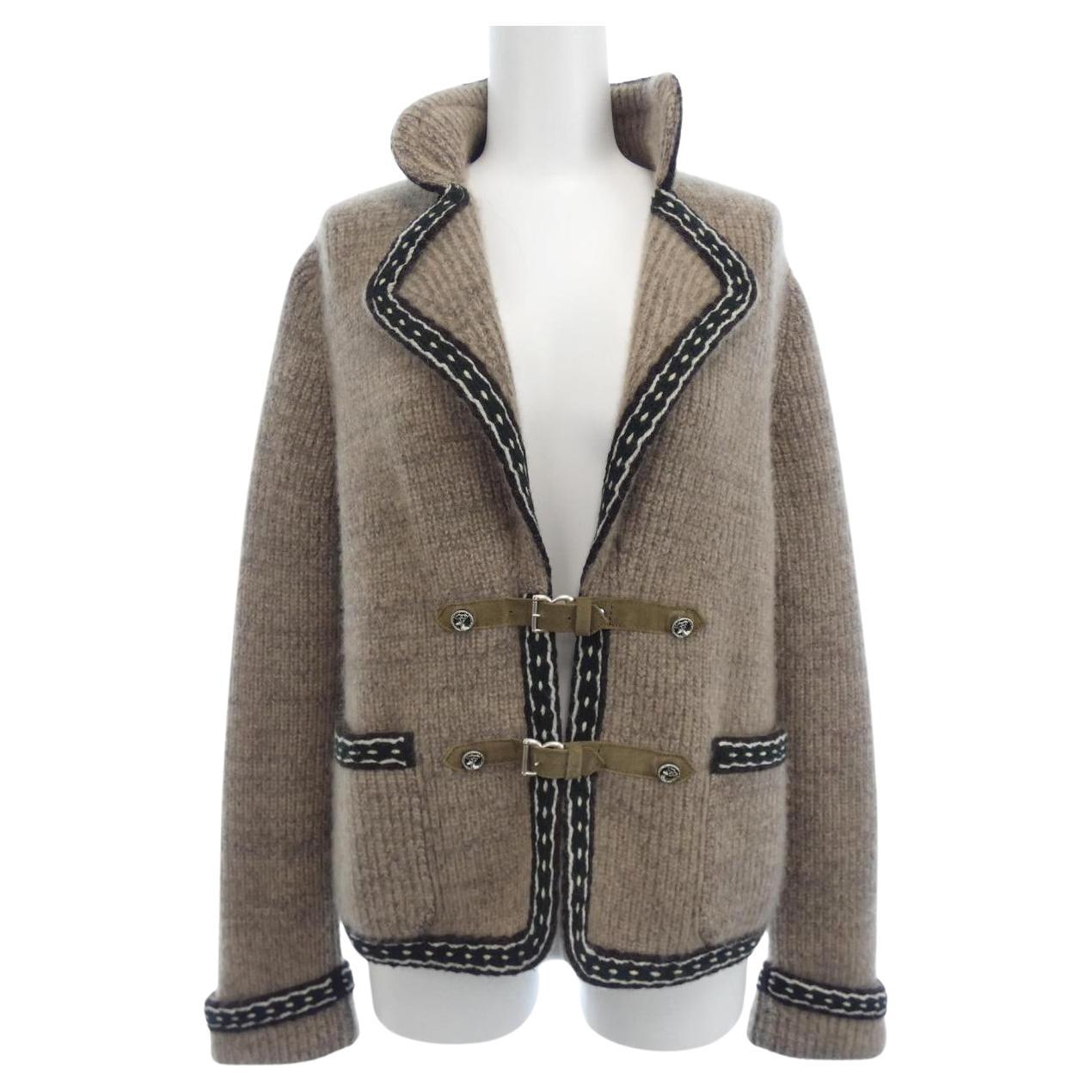 Luxueuse veste décontractée en cachemire de Chanel de couleur etoup : from Runway of Paris / SALZBURG Collection, 2015 Metiers d'Art.
- Fermeture en daim avec le logo CC 