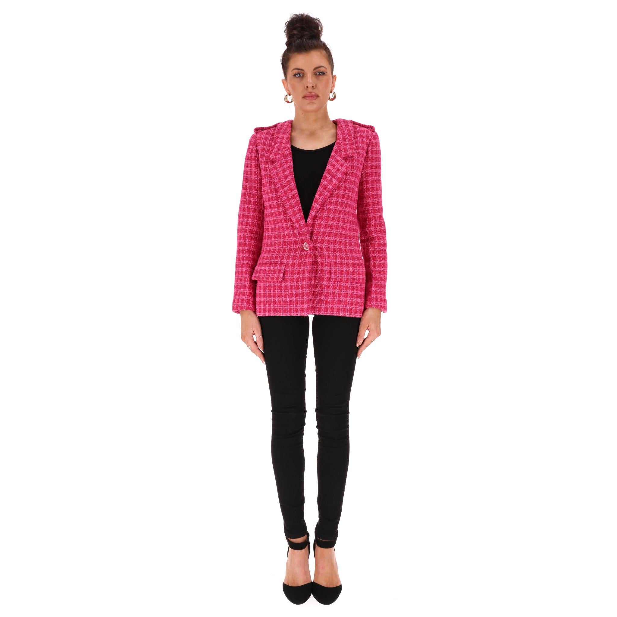 Oggetto da collezione - Giacca Chanel Paris Seoul a quadri in tweed di cotone

Giacca in tweed di cotone rosa della collezione Paris Seoul 2016 Cruise.

Modello a quadri con spalline, rever a specchio e tasche con patta sul davanti.

Caratterizzato