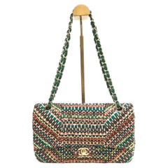 Bolso clásico mediano con solapa de Chanel, París-Seúl, de tweed acolchado multicolor y lazo