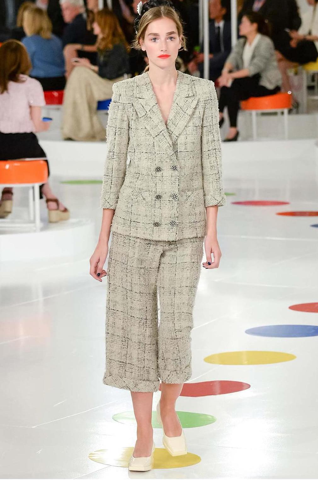 Stunning Chanel lesage tweed jacket from Runway of Paris / SEOUL Cruise 2016 Collection
Size mark 34 FR. Kept unworn.
- magnificent and noble etoupe colour: beige with grey undertone
- double rows of CC logo buttons
- full silk lining, chain link at