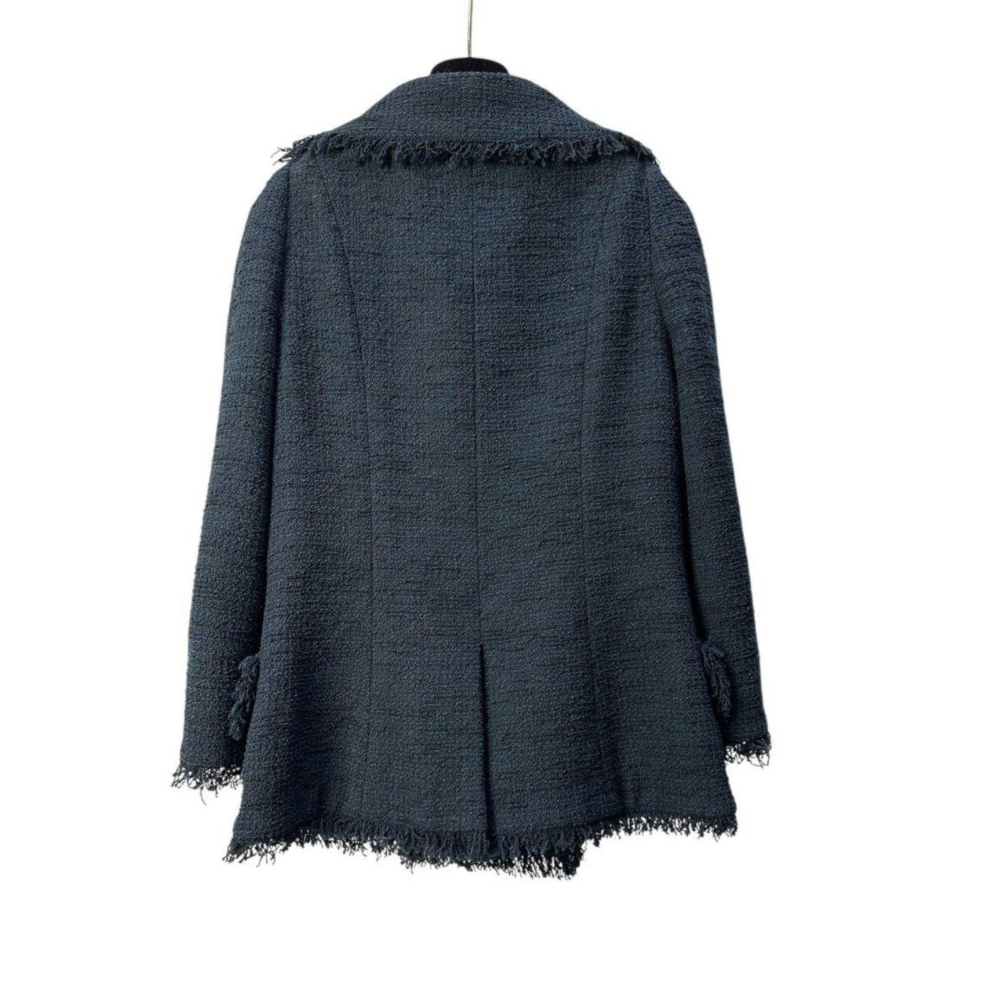 Timeless Chanel black tweed jacket featuring the iconic CC buttons. This stylish jacket is a size 38.
Condition: Very good with small spots on the lining, not noticeable when wearing.
Hanger is not included
Please note that the hanger is not