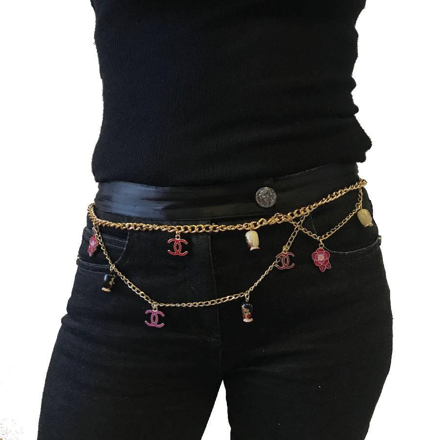 Chanel long necklace belt from the Paris Shanghaï Collection. Unsigned Chanel runway accessory. Hardware is in metal gilded with fine gold. 

You have  small charms such as dolls and cc in black, fuchsia and red resin. 

The belt is adjustable to