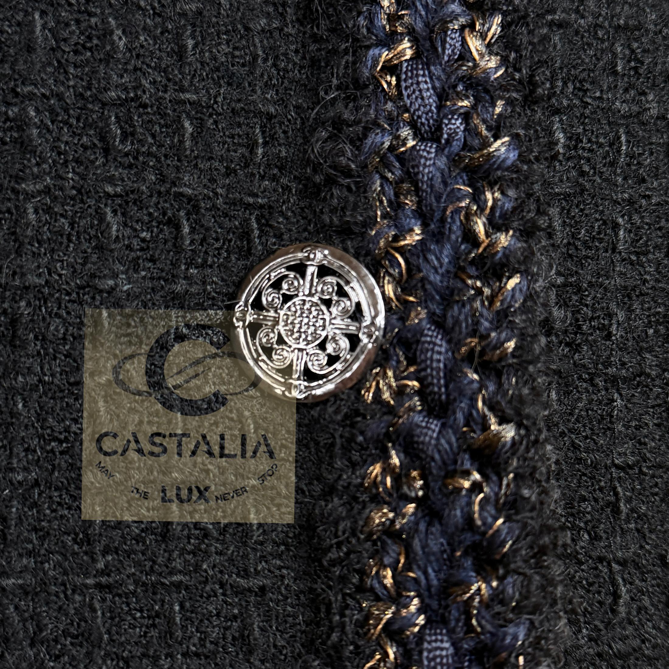 CHANEL París / Shanghai Chaqueta icónica de tweed negro 40 FR en venta 8