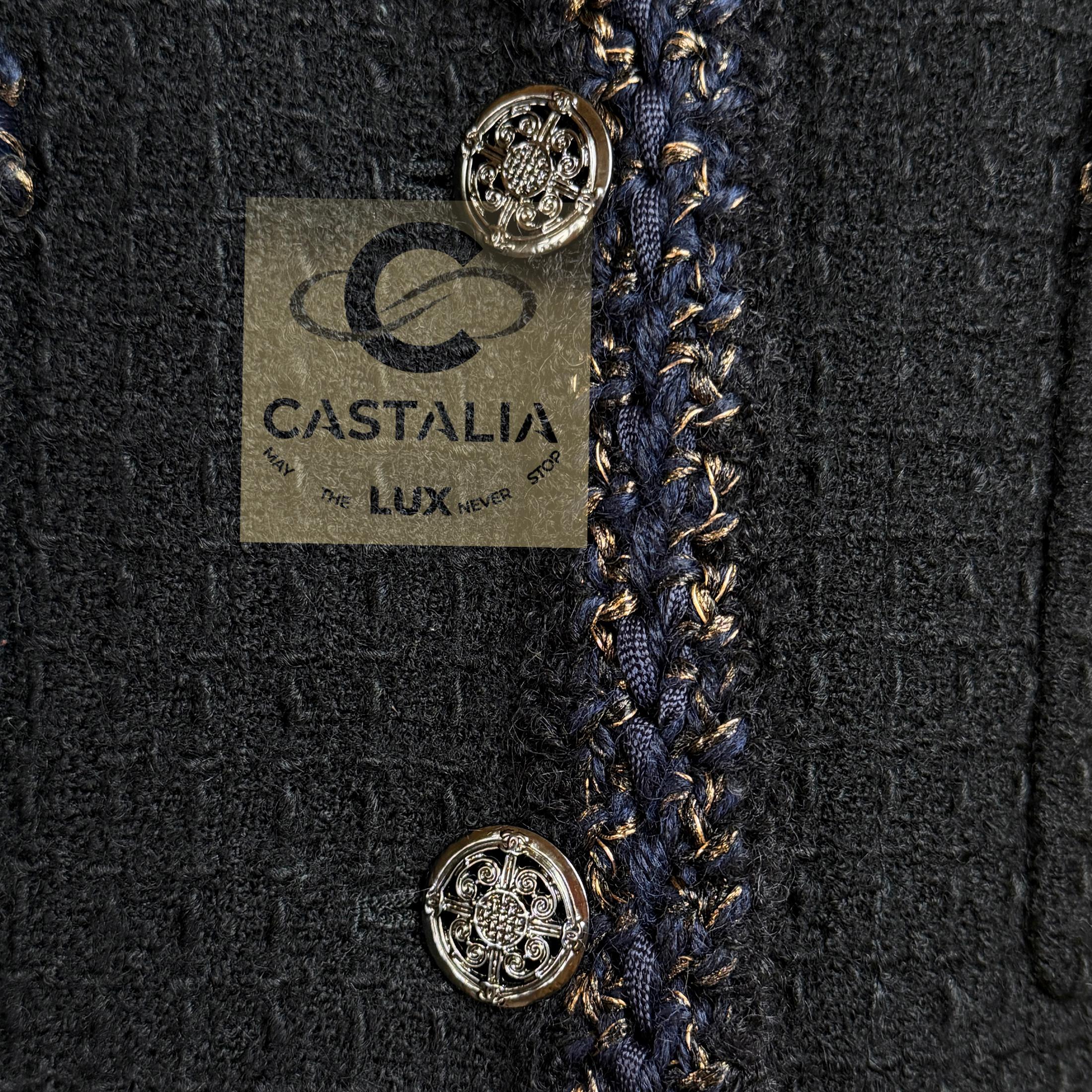 CHANEL París / Shanghai Chaqueta icónica de tweed negro 40 FR en venta 10