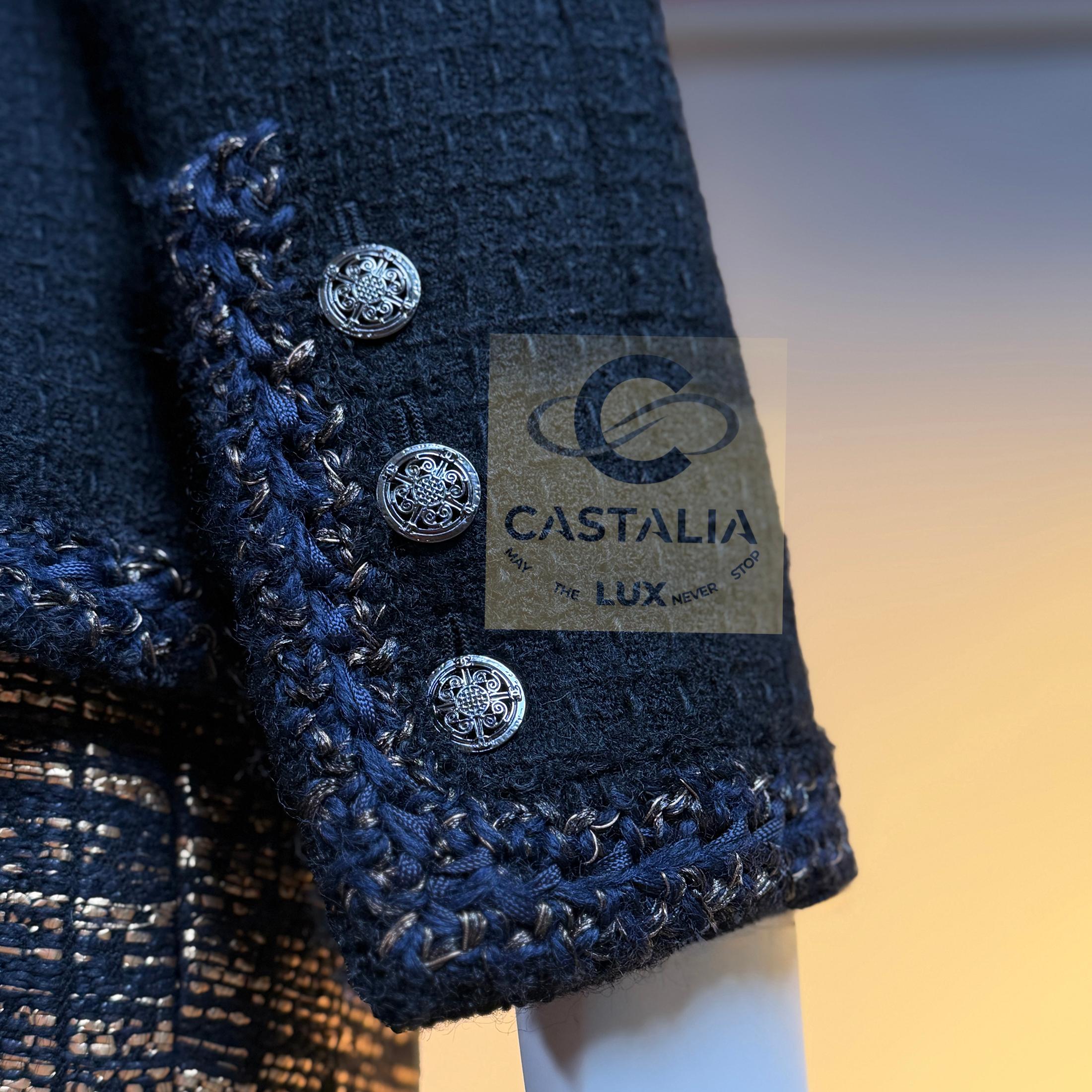 CHANEL París / Shanghai Chaqueta icónica de tweed negro 40 FR en venta 11