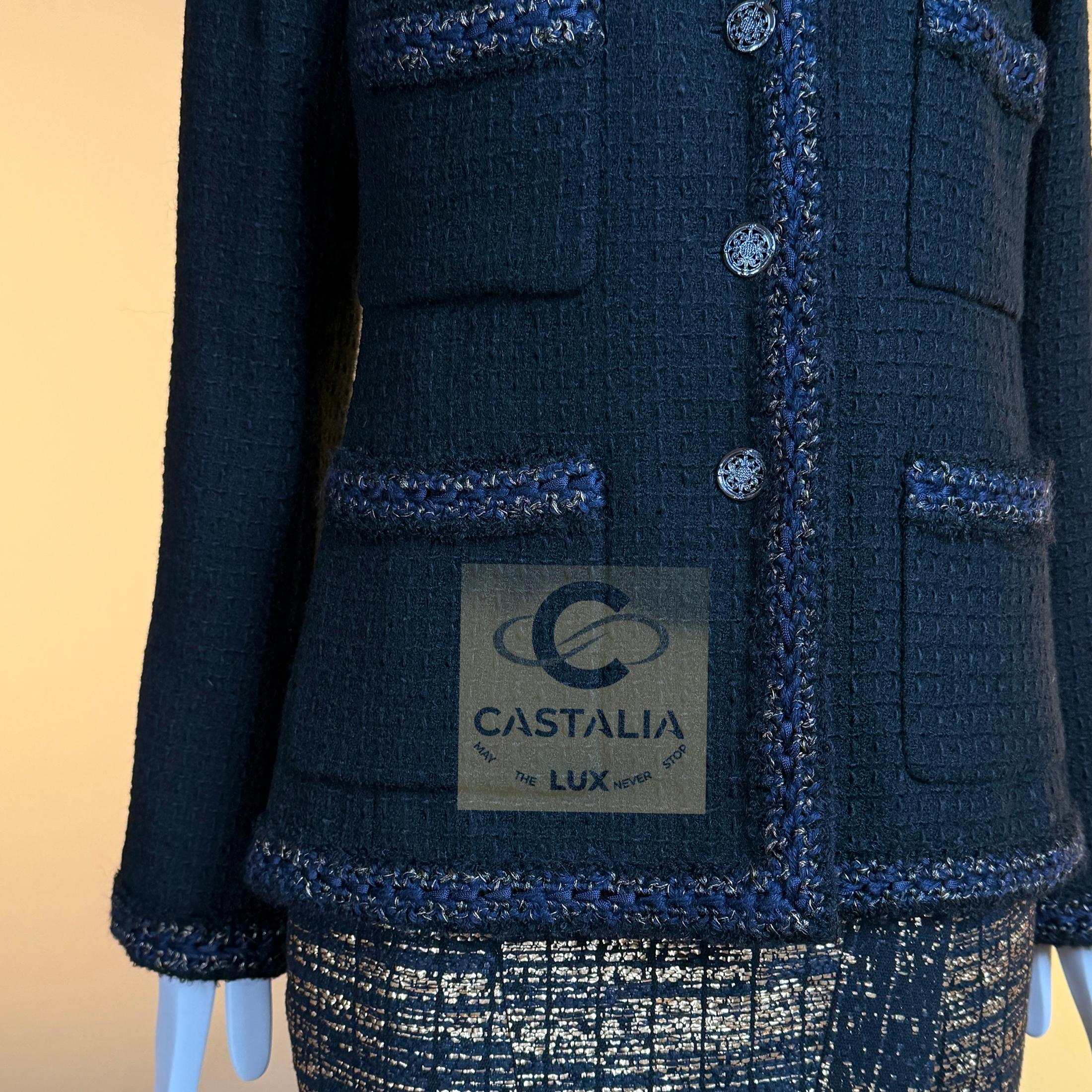 CHANEL París / Shanghai Chaqueta icónica de tweed negro 40 FR en venta 12