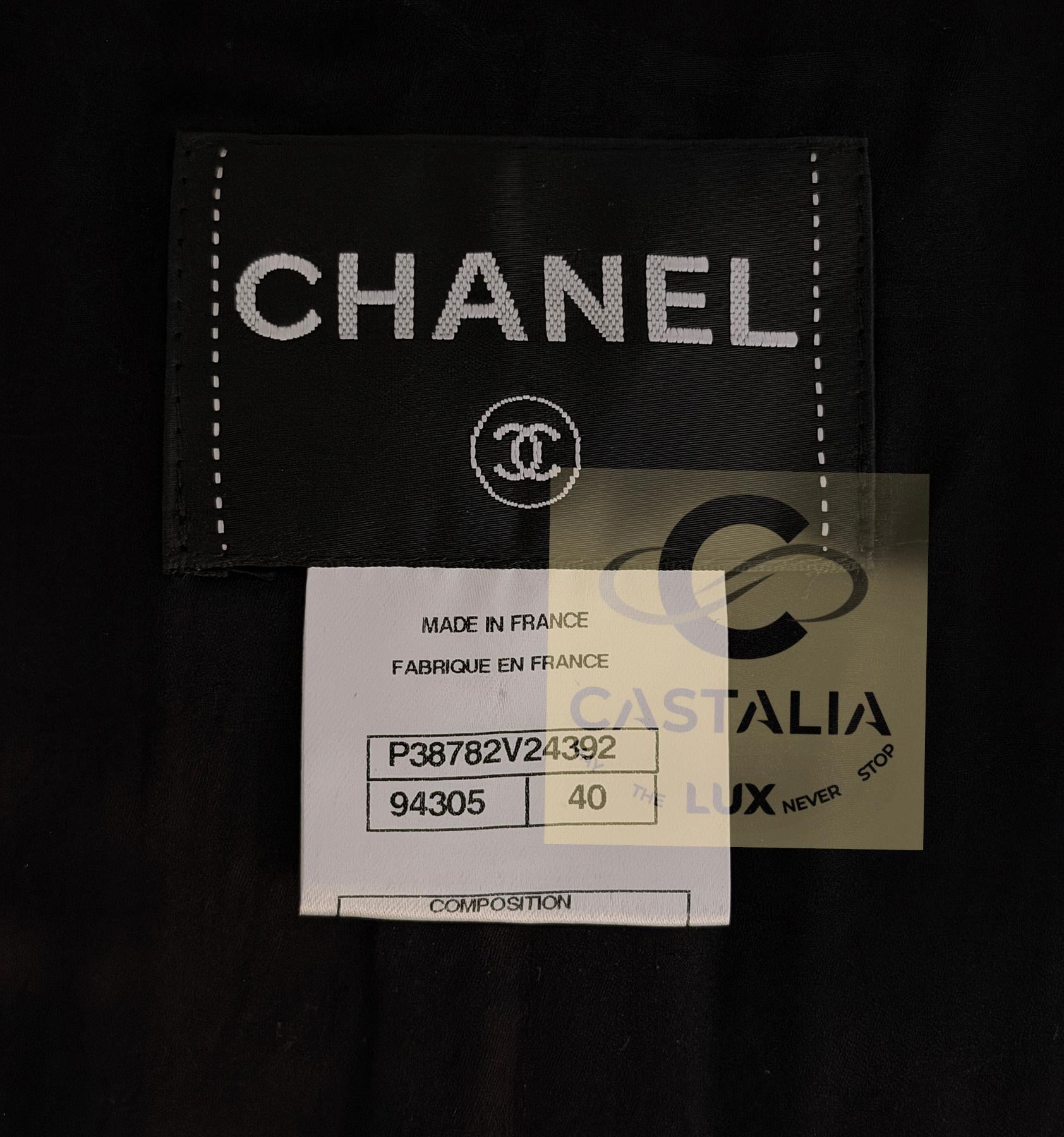CHANEL París / Shanghai Chaqueta icónica de tweed negro 40 FR en venta 14