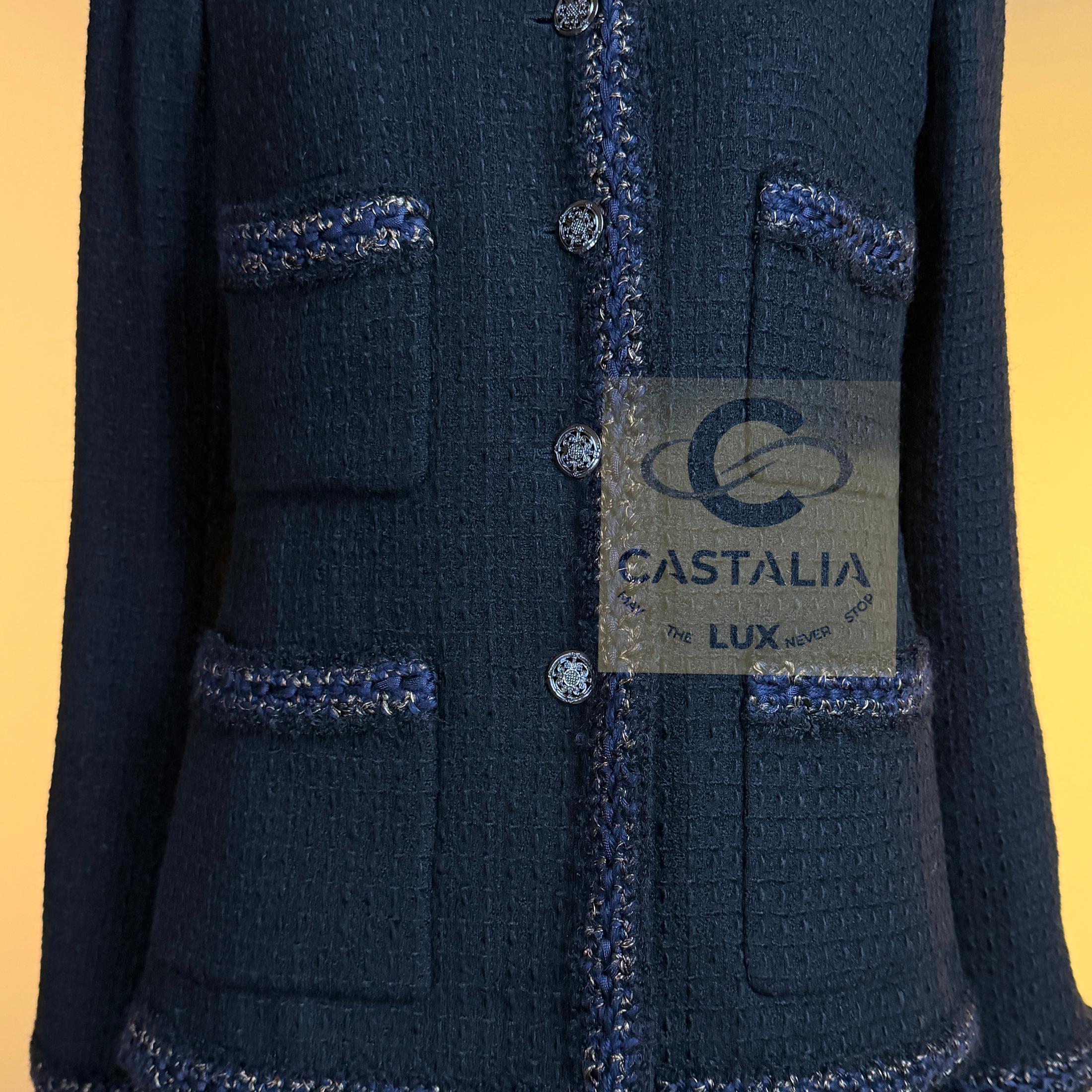 CHANEL París / Shanghai Chaqueta icónica de tweed negro 40 FR en venta 6