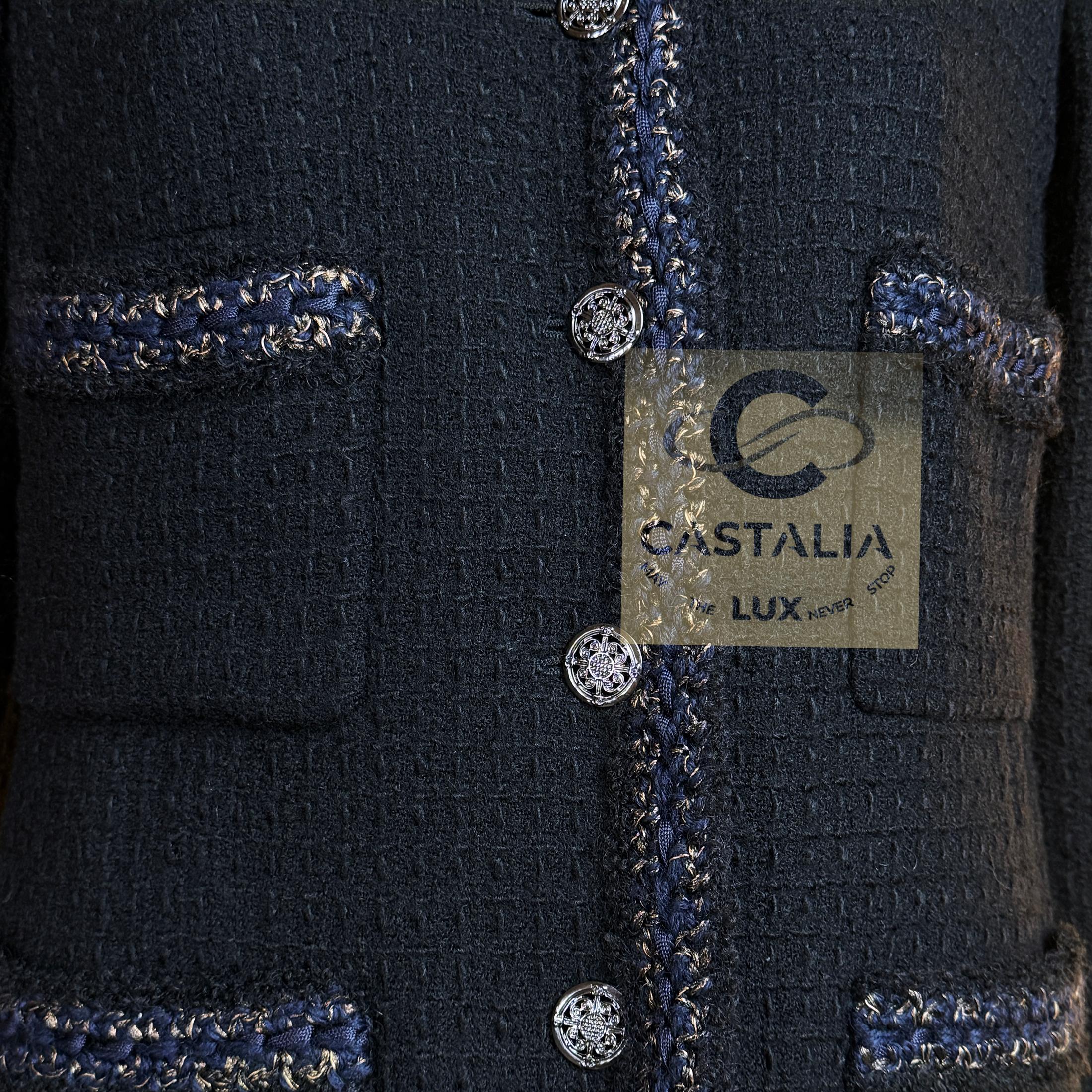 CHANEL París / Shanghai Chaqueta icónica de tweed negro 40 FR en venta 7