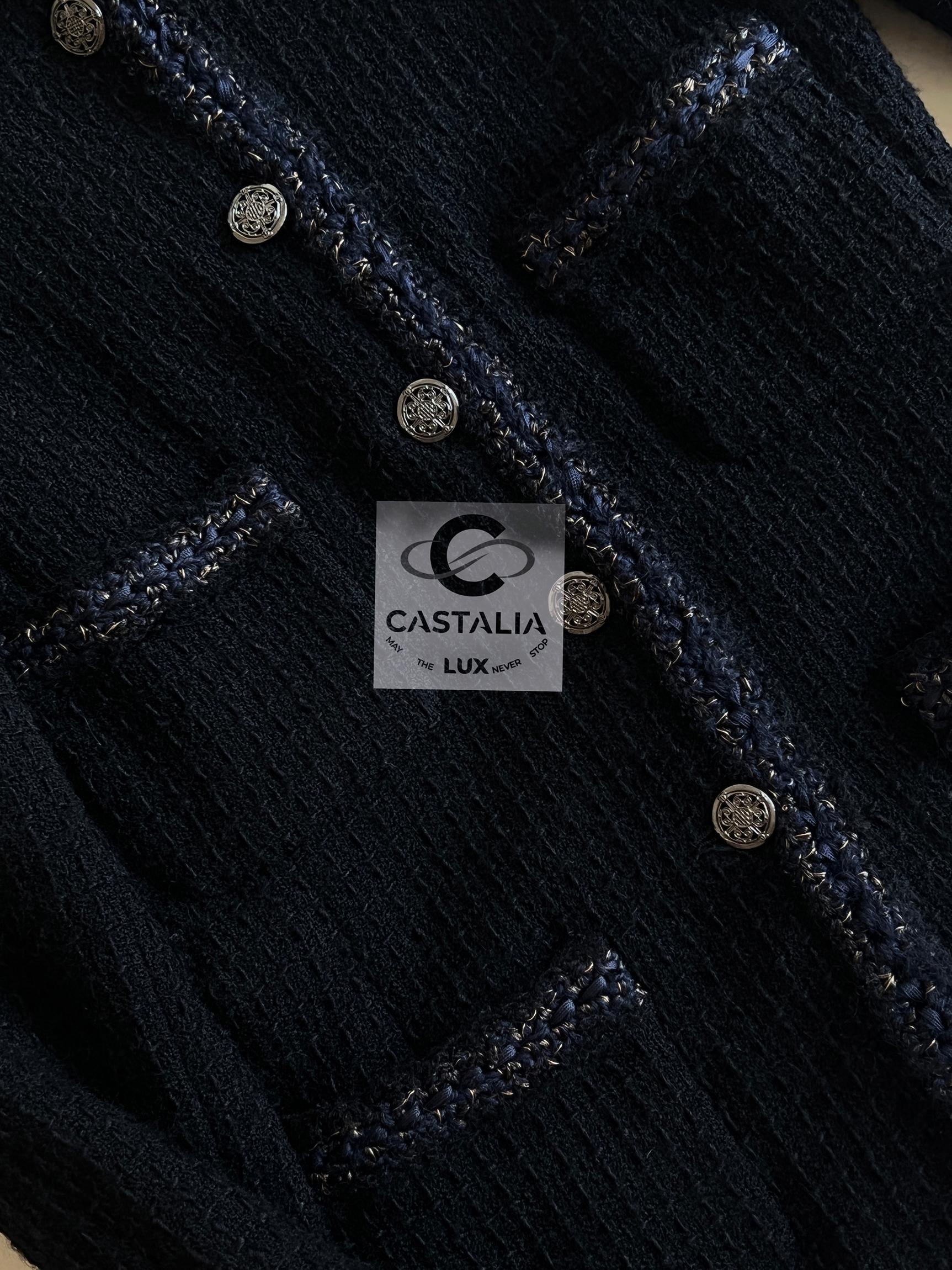 Chanel Paris / Shanghai Ikonische schwarze Tweed-Jacke 42 FR 5