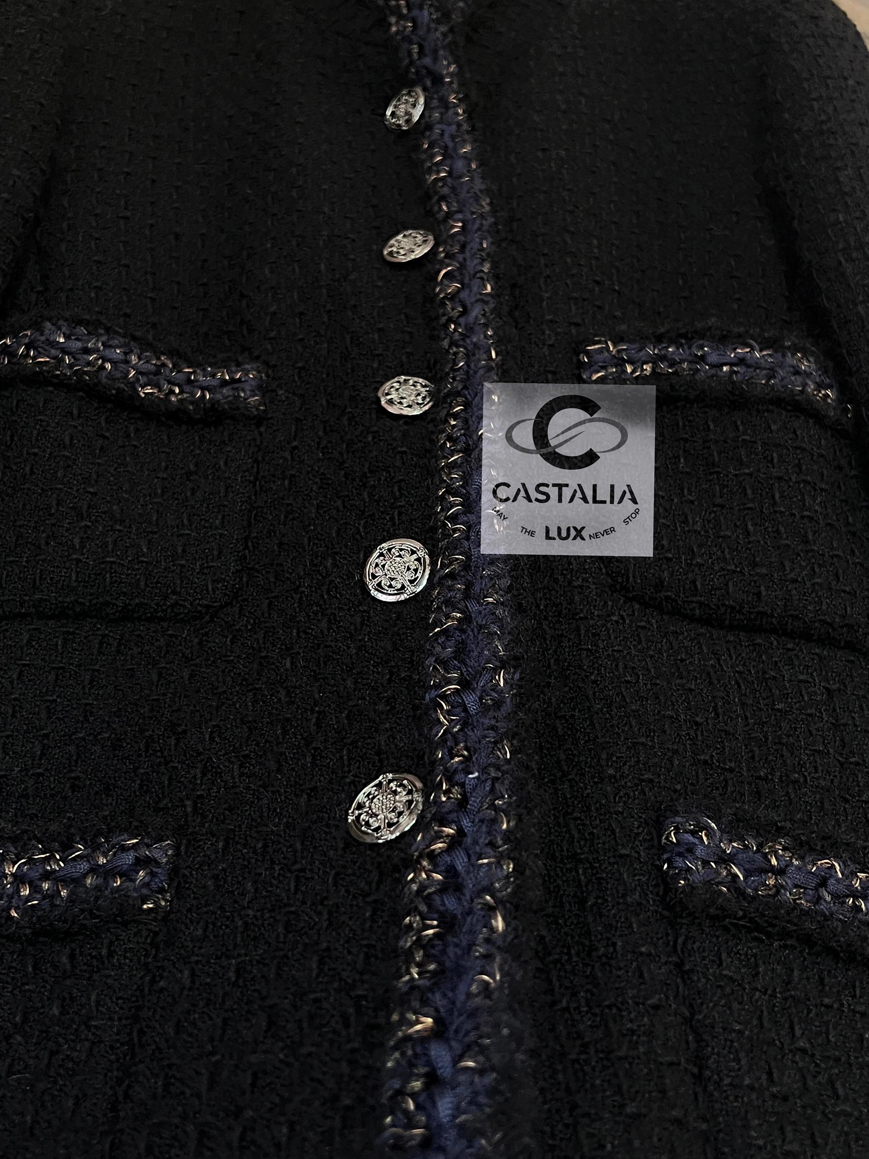 Chanel Paris / Shanghai Ikonische schwarze Tweed-Jacke 42 FR 6