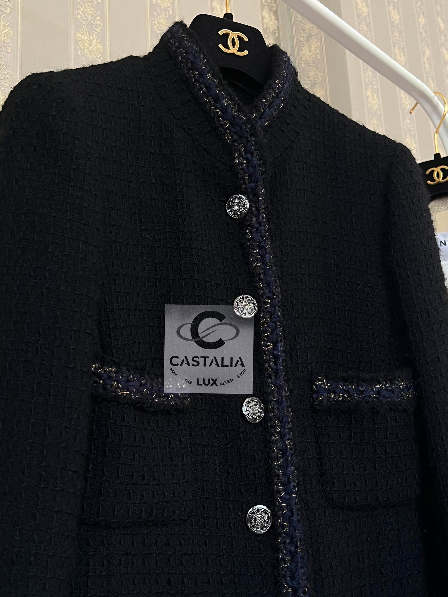 Chanel Paris / Shanghai Ikonische schwarze Tweed-Jacke 42 FR 7