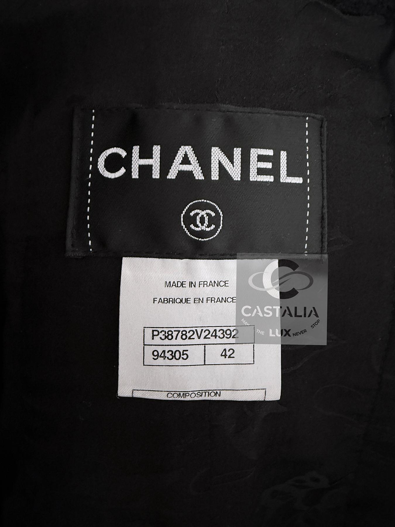 Chanel Paris / Shanghai Ikonische schwarze Tweed-Jacke 42 FR 9