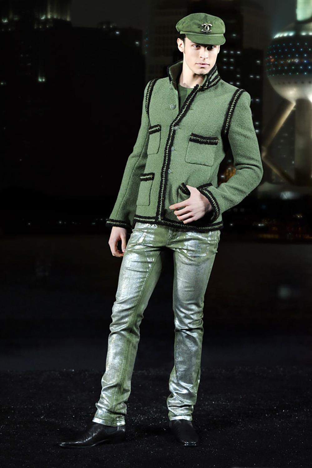 Statement Chanel kleine schwarze Tweedjacke aus Paris / SHANGHAI Pre-Fall Metiers d'Art Collection'S von Maestro Lagerfeld 
~ Ein absolut ikonisches und zeitloses Stück!
- CC Logo silberfarbene Knöpfe mit antiker Münze
- Unterschrift geflochtene
