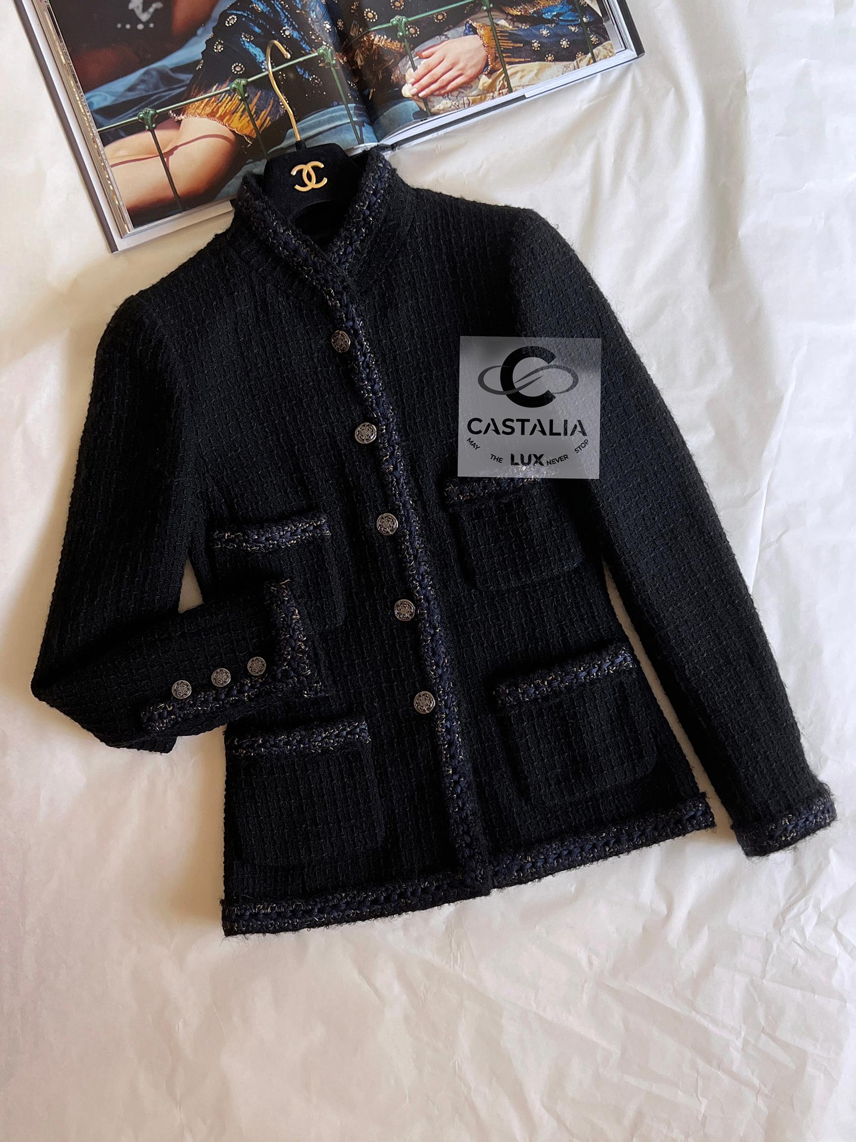 Chanel Paris / Shanghai Ikonische schwarze Tweed-Jacke 42 FR (Schwarz)