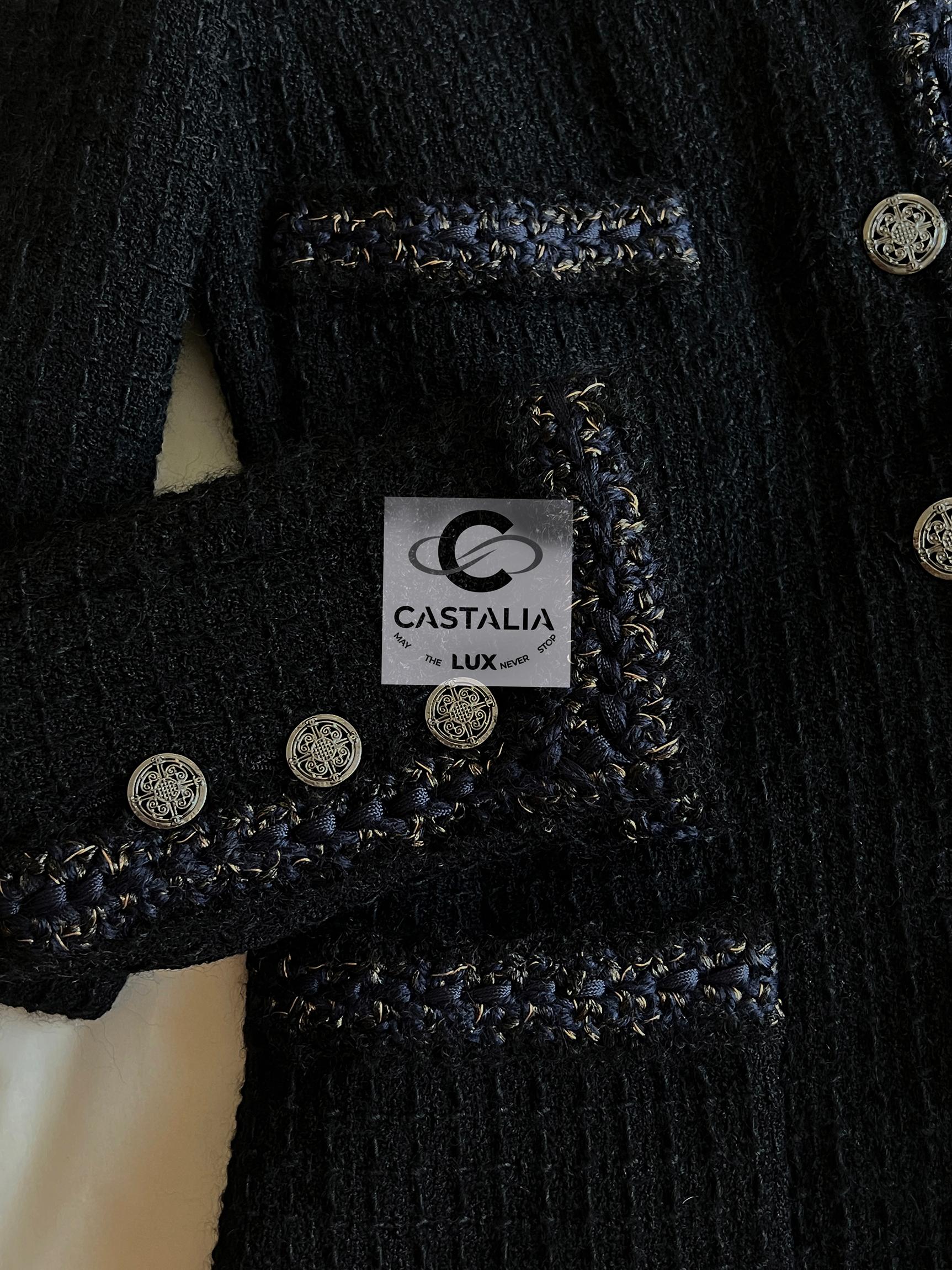 Chanel Paris / Shanghai Ikonische schwarze Tweed-Jacke 42 FR im Zustand „Hervorragend“ in Dubai, AE