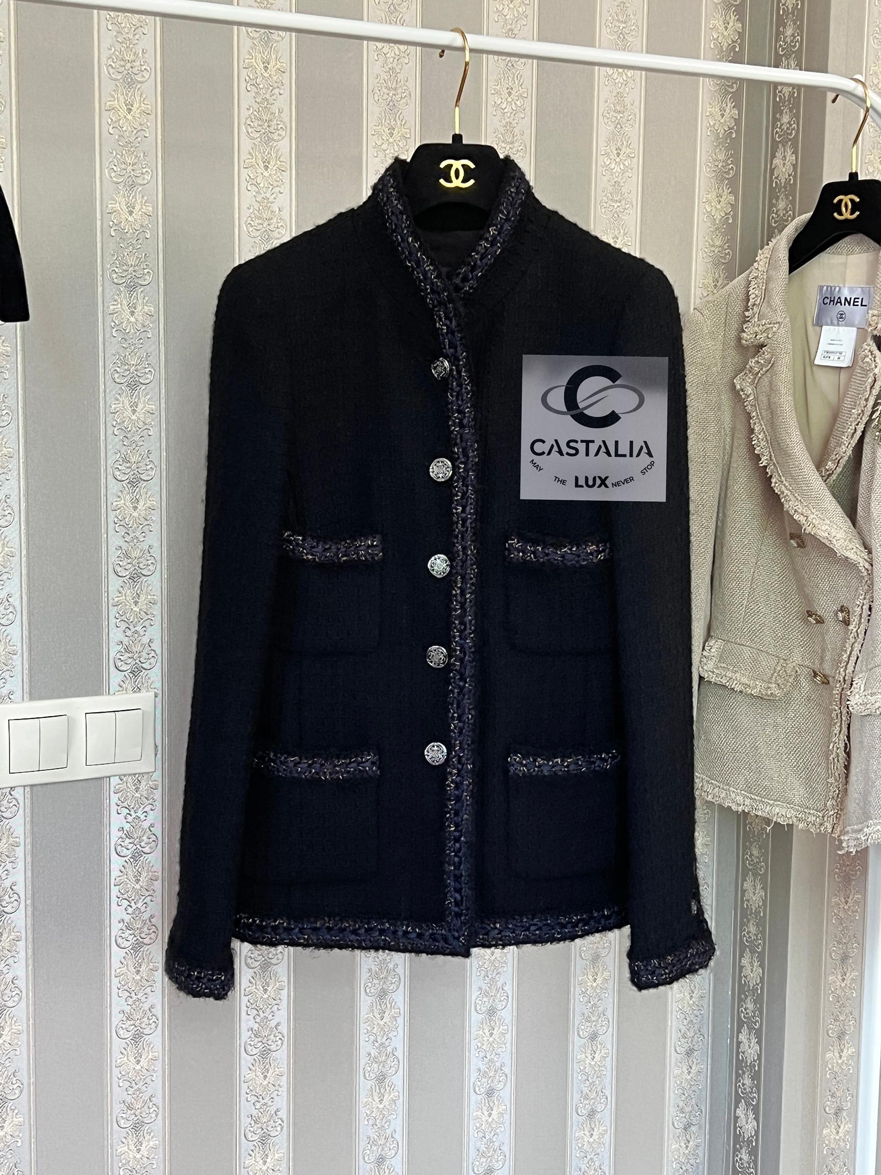 Chanel Paris / Shanghai Ikonische schwarze Tweed-Jacke 42 FR 1