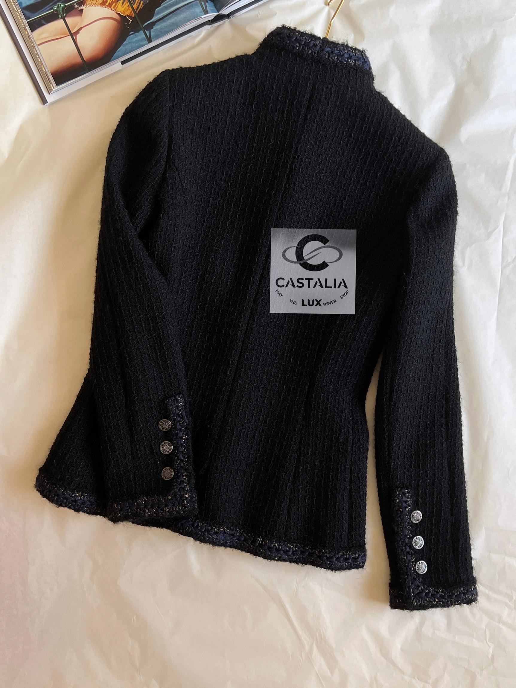 Chanel Paris / Shanghai Ikonische schwarze Tweed-Jacke 42 FR 2
