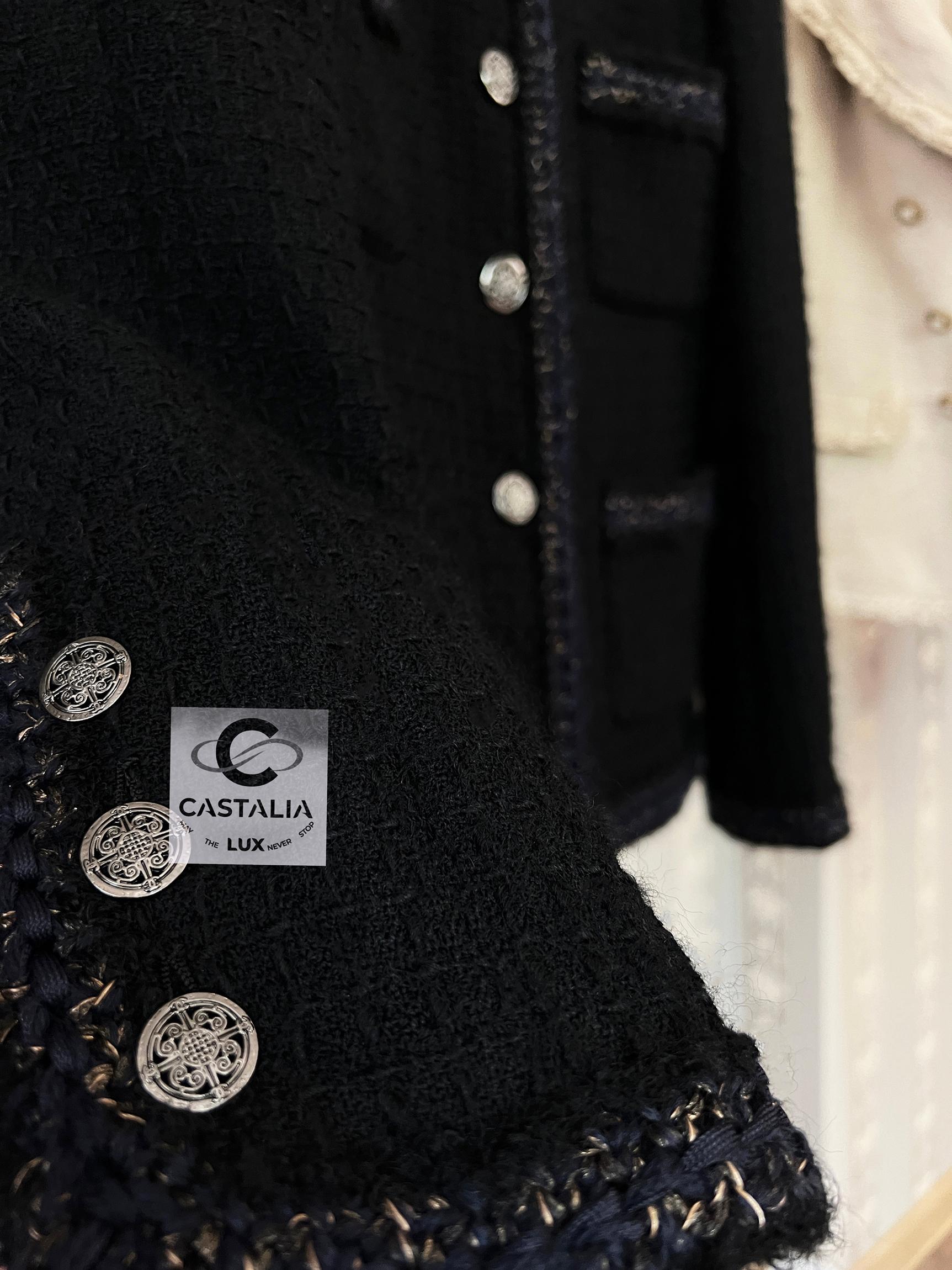 Chanel Paris / Shanghai Ikonische schwarze Tweed-Jacke 42 FR 3