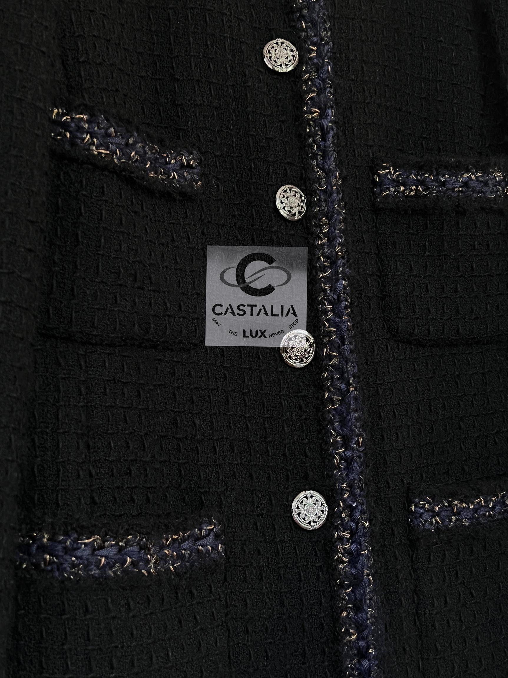 Chanel Paris / Shanghai Ikonische schwarze Tweed-Jacke 42 FR 4