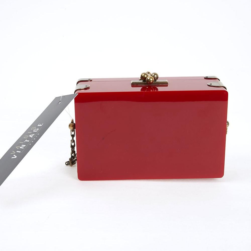 CHANEL Paris-Shanghai Runway Minaudière in Red Resin
Collector, an exceptional piece. This minaudière is in red resin, emblematic color and engraved CC plaque. It has no holograms or authenticity card. It is worn on the shoulder or crossed. 
This