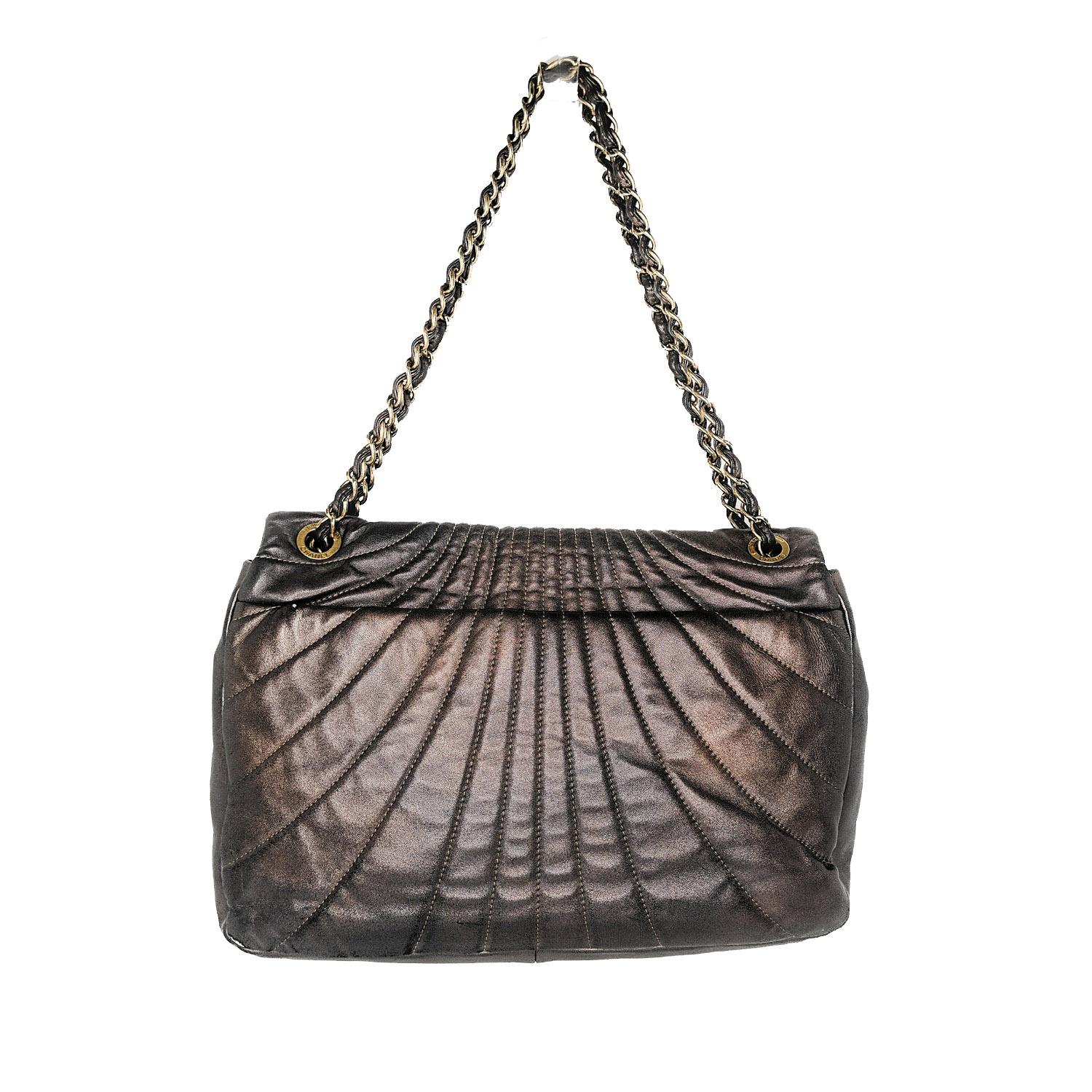Bolso con solapa Chanel París-Shanghai de piel de cordero metalizada con herrajes dorados envejecidos, asa bandolera convertible de eslabones de cadena de piel, forro de satén, un único bolsillo interior con cremallera y cierre magnético a presión