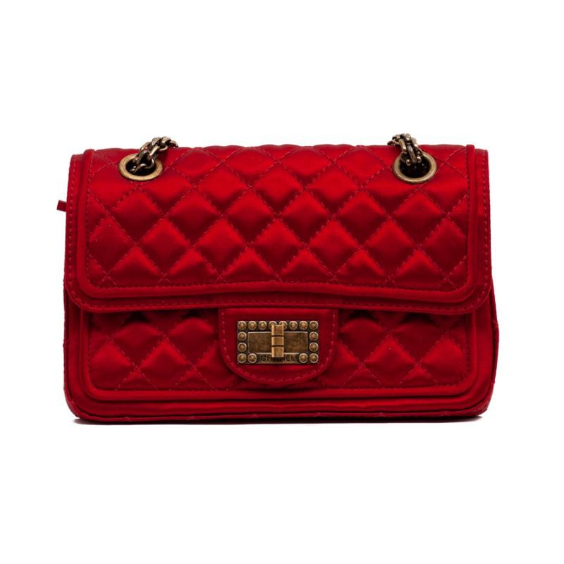 This small bag, very elegant double flap, model 2.55 CHANEL is in red duchess satin color, quilted with stitching, lined with fabric with three pockets. The jewelry is copper-gold. Double flap bag.
The jewelry chain is coppery. Arts and Crafts